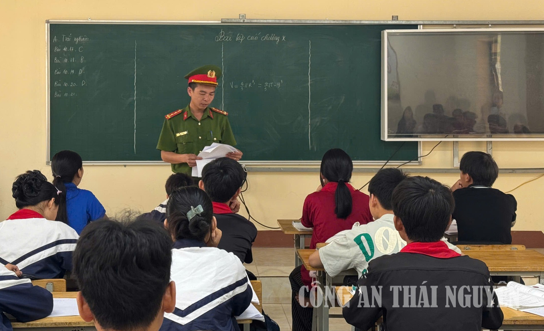 Công an xã tuyên truyền tại trường học