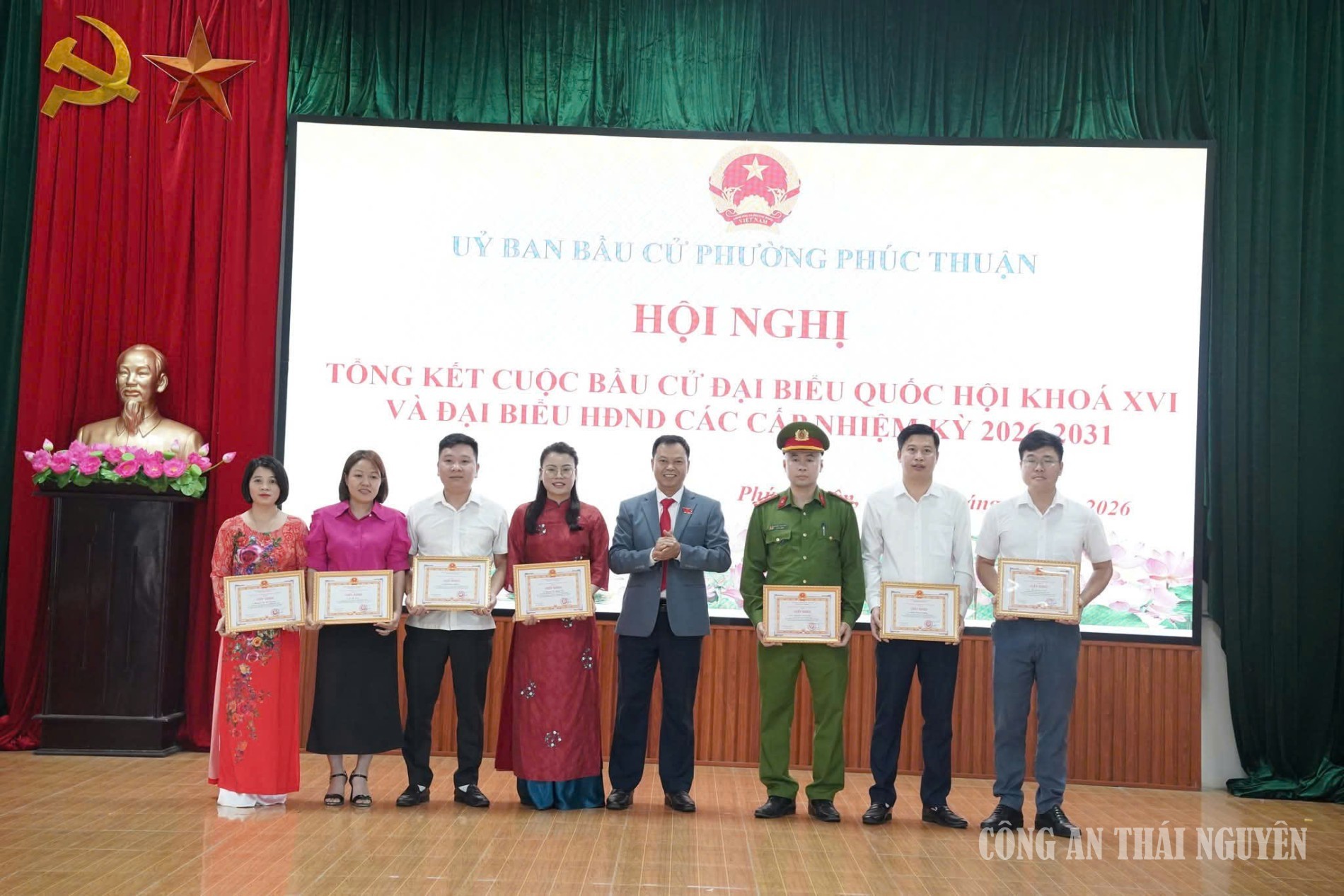 Đại diện cá nhân có thành tích xuất sắc trong công tác bầu cử nhận giấy khen