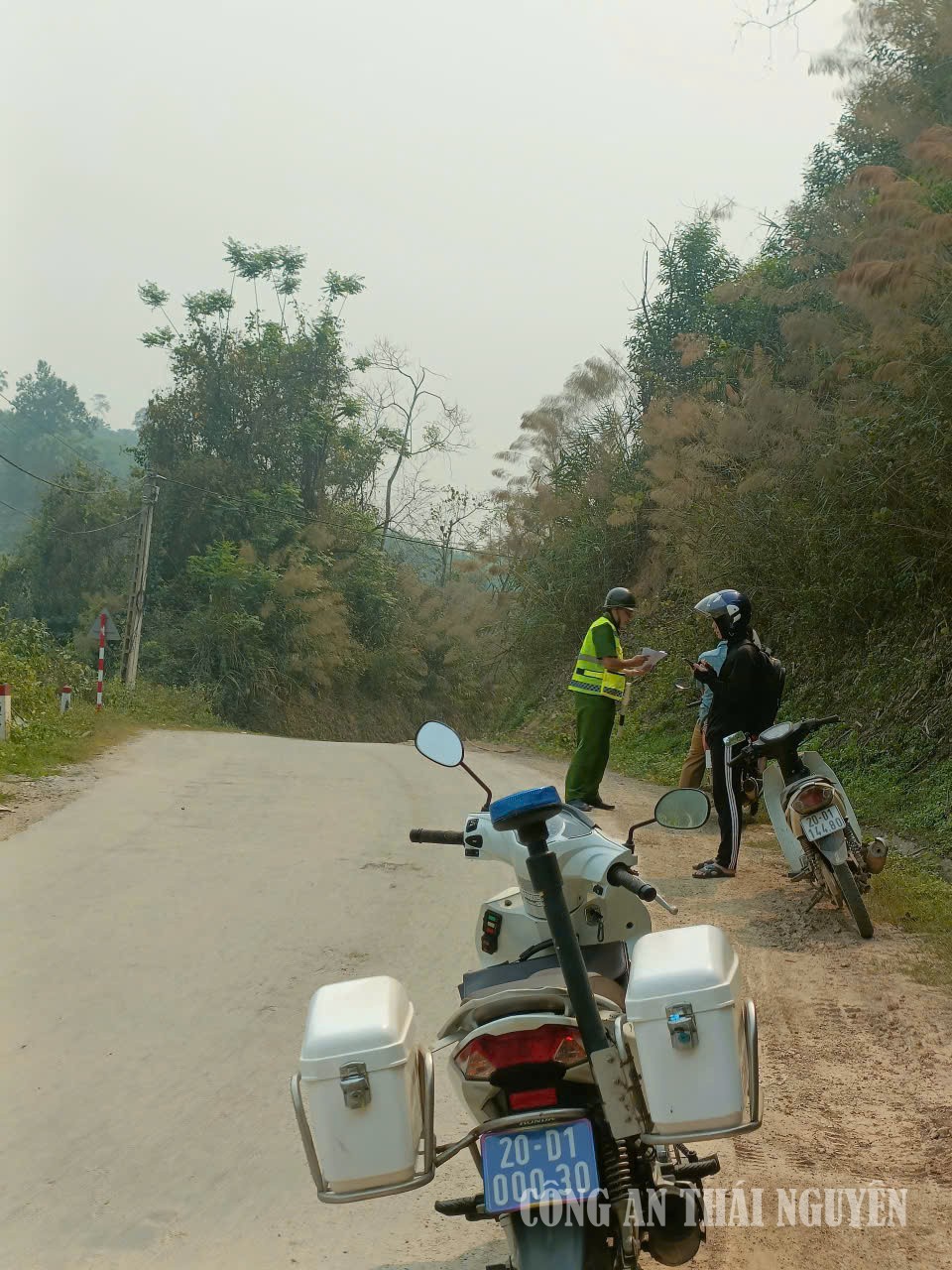 Nghinh Tường Cán bộ Công an xã tuần tra, kiểm soát giao thông 2