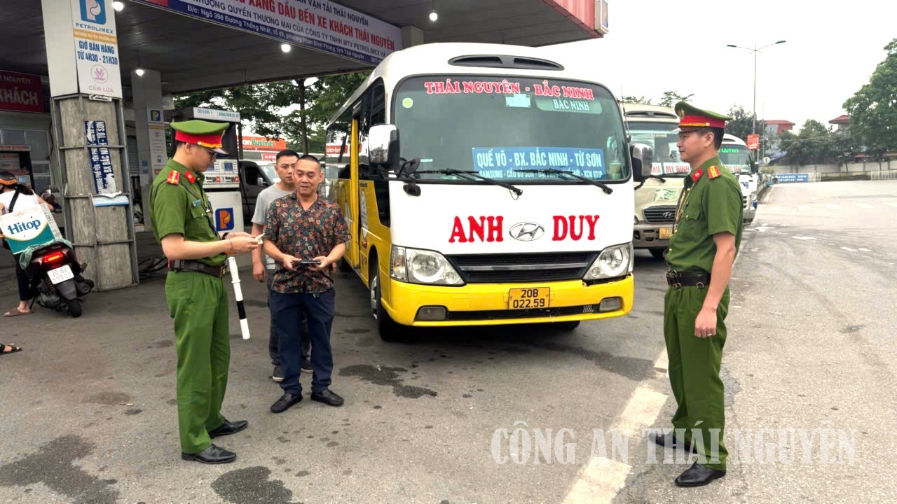 Đội Cảnh sát trật tự và phản ứng nhanh tuyên truyền, vận động các nhà xe, lái xe khách chấp hành luật giao thông đường bộ.
