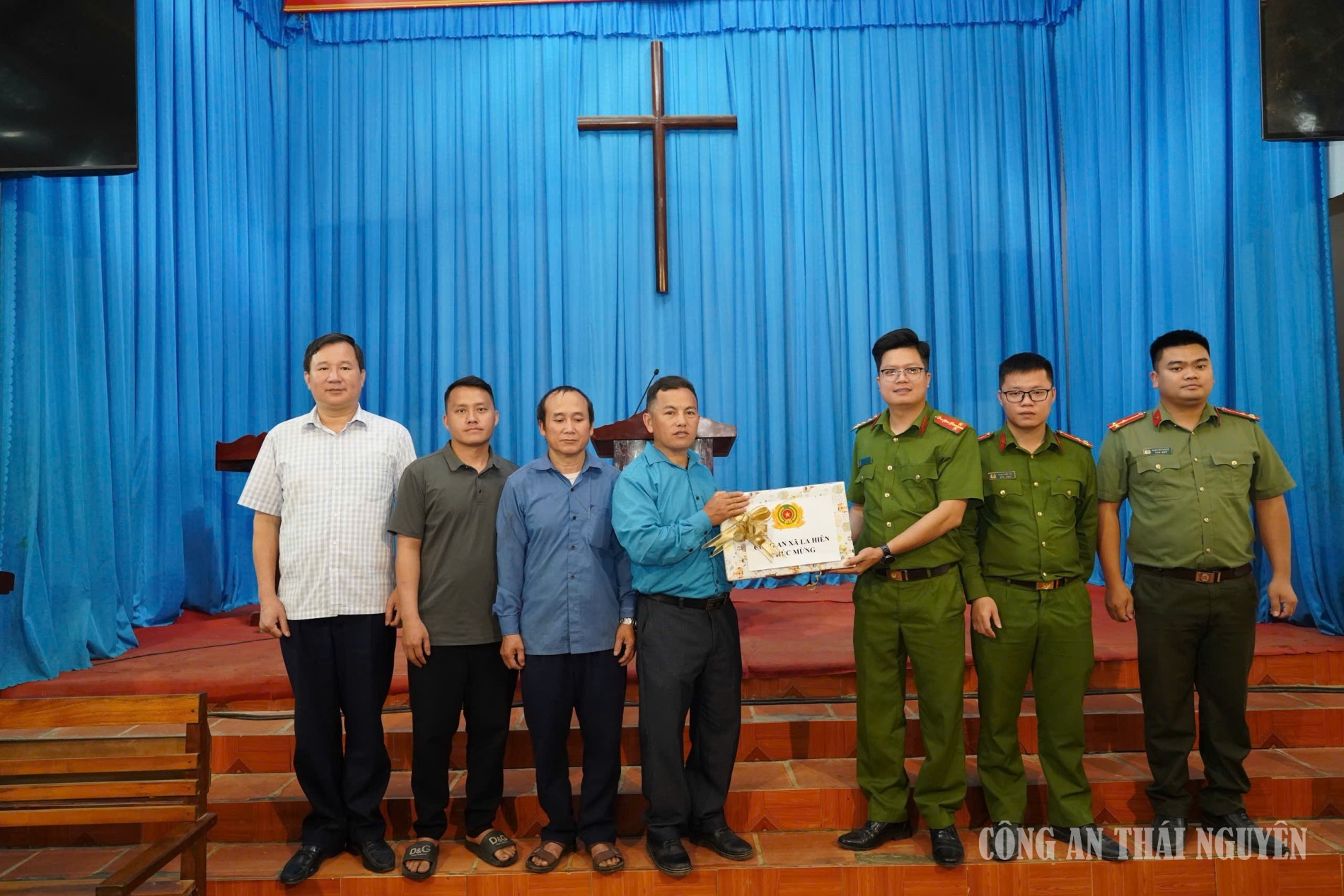 Tặng quà tại Mỏ Chì