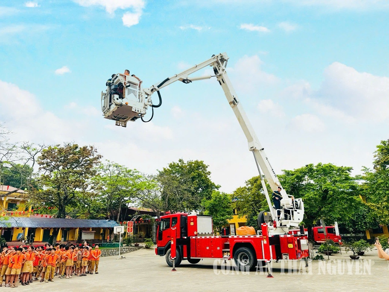 trai nghiem thoat nan tu tren cao bang xe thang