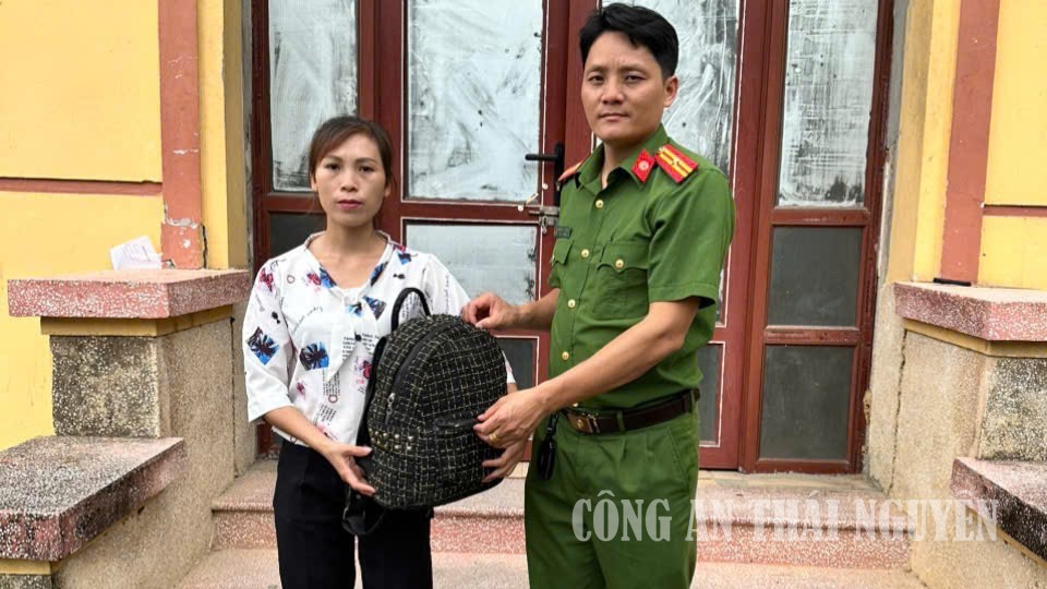 Công an xã Phủ Thông trả lại tài sản cho chủ sở hữu.