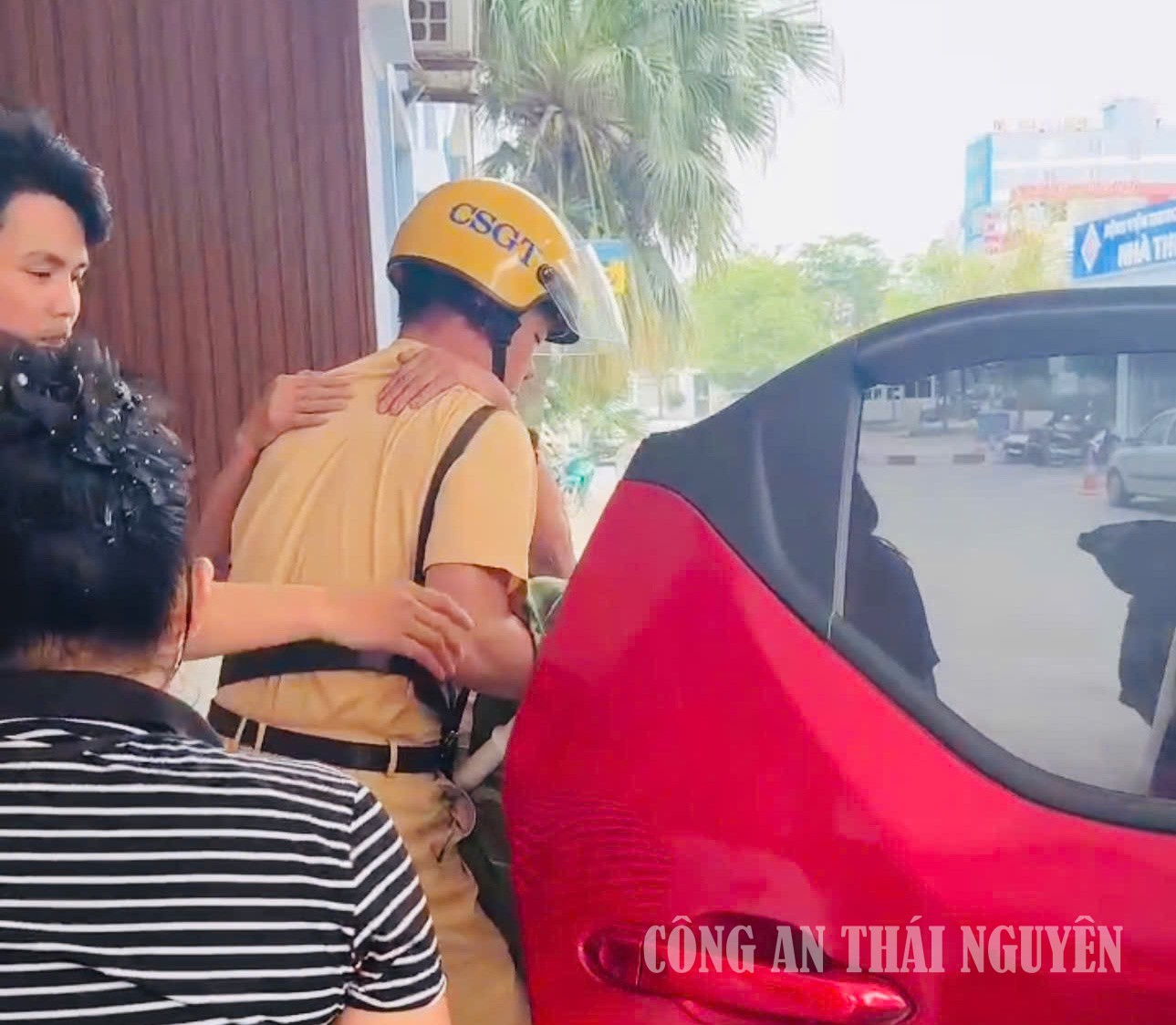 Cảnh sát giao thông Thái Nguyên mở đường, kịp thời đưa người bệnh suy thận độ 4 đi cấp cứu.