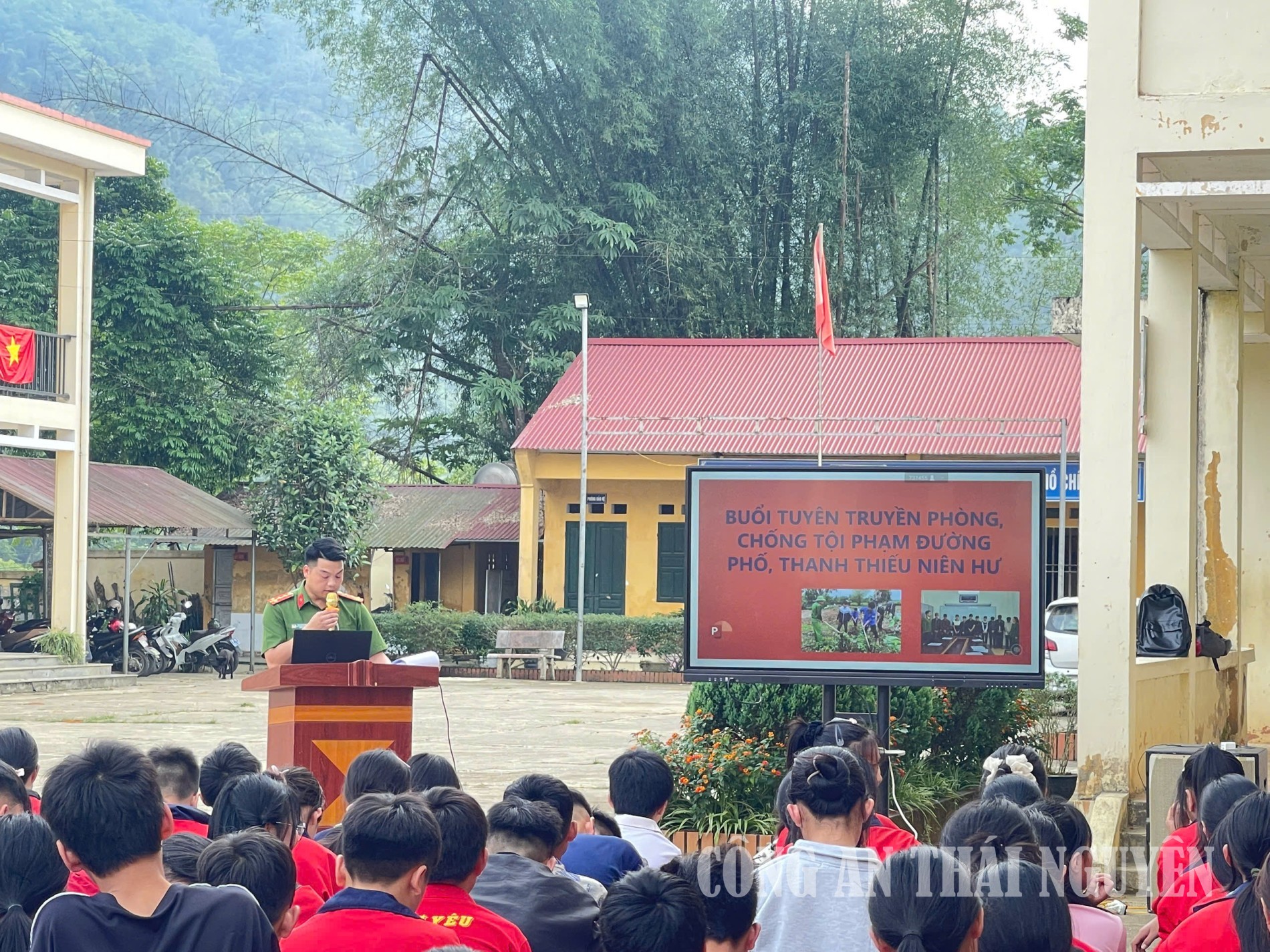 Công an xã tuyên truyền pháp luật cho học sinh Trường THCS Thượng Quan