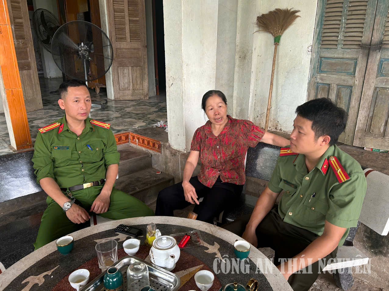 Công an phường tuyên truyền cho người dân bị đối tượng lôi kéo tham gia hội, nhóm tín ngưỡng, tôn giáo “lạ”