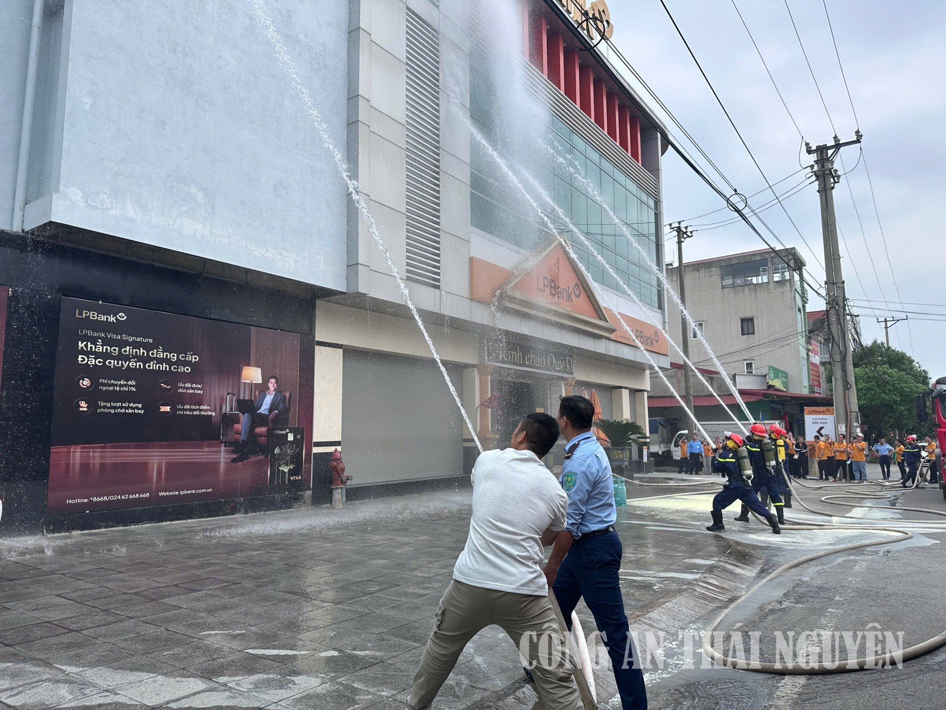 Các lực lượng phối hợp tổ chức chữa cháy