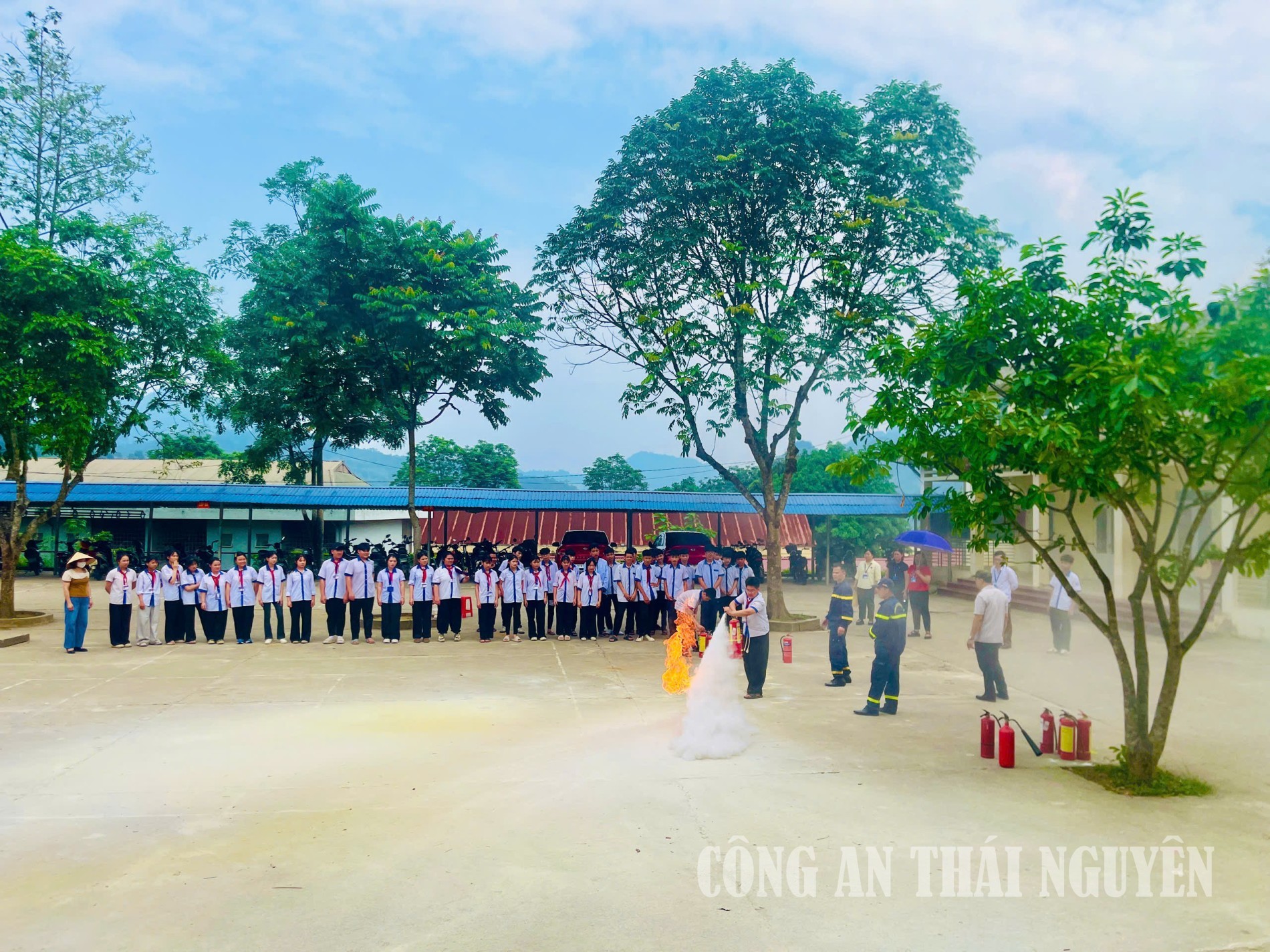 2 Hướng dẫn học sinh sử dụng bình chữa cháy dập tắt lửa bình gas