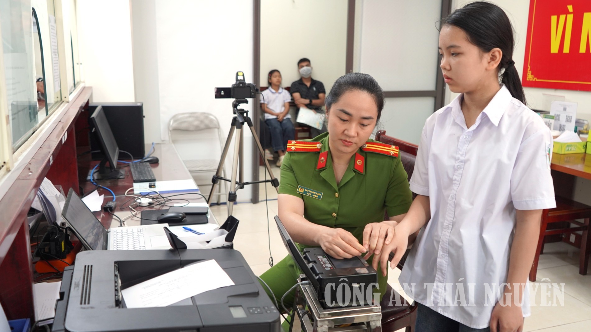 Cán bộ Phòng Cảnh sát QLHC về TTXH hướng dẫn các em học sinh thực hiện thủ tục