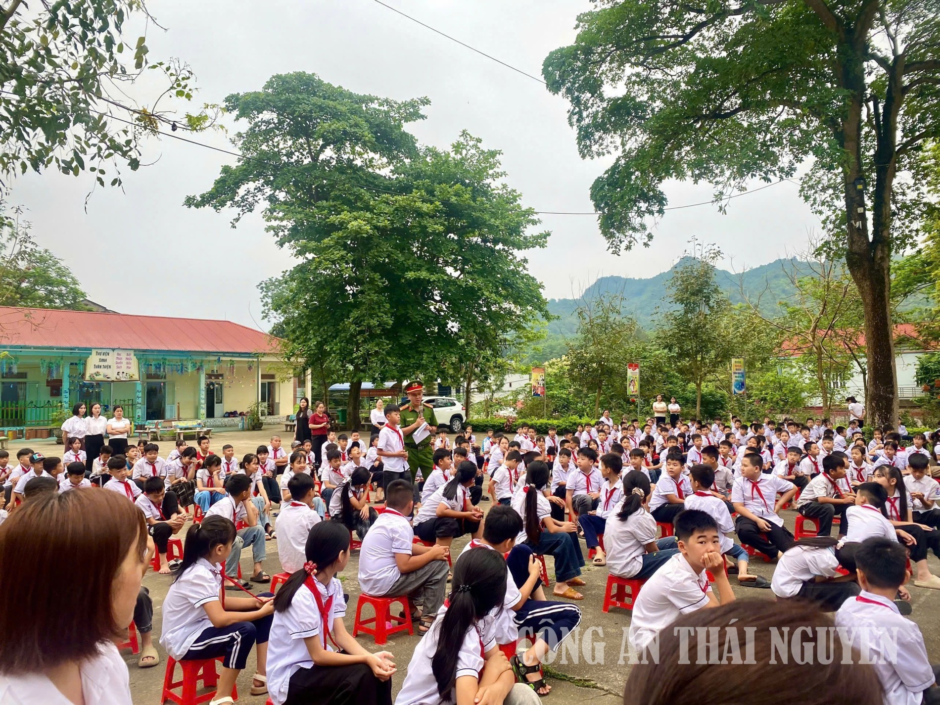 Công an xã Phượng Tiến tuyên truyền pháp luật về an toàn giao thông tại trường học.