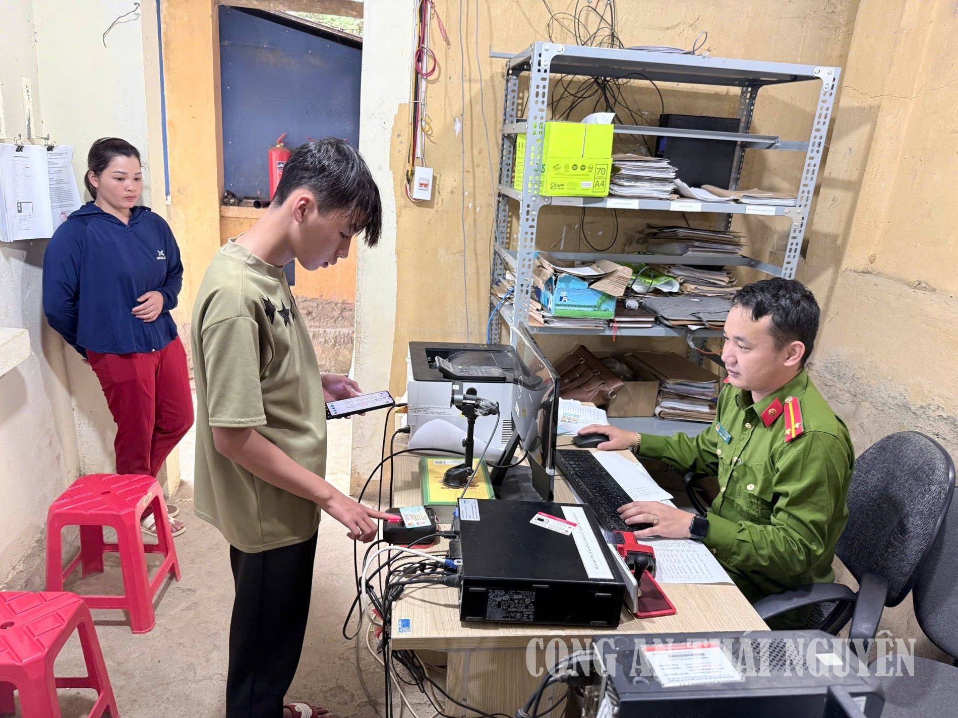 Công an xã Thượng Quan tăng cường thu nhận tài khoản định danh điện tử mức độ 2 cho công dân nhỏ tuổi