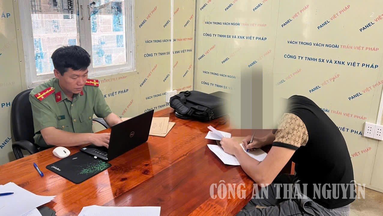 Công an xã Bằng Vân làm việc với trường hợp vi phạm.