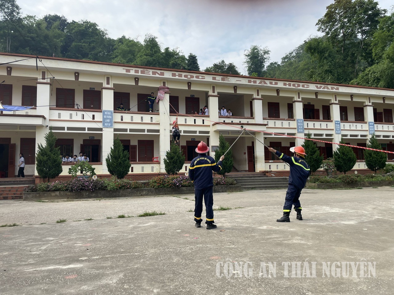 3 Hướng dẫn học sinh trải nghiệm kỹ năng thoát nạn từ trên cao sử dụng dây