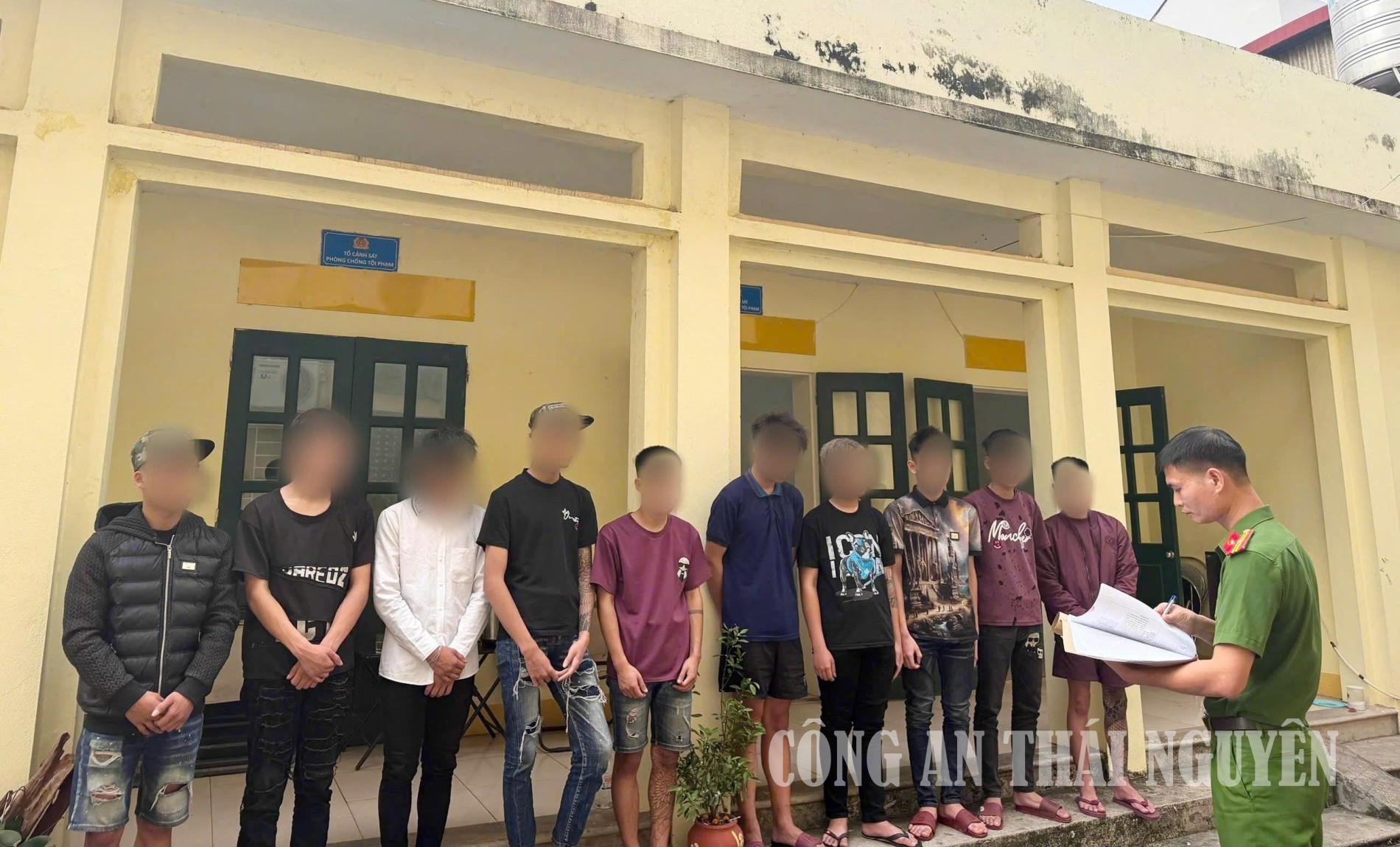 Công an phường tuyên truyền pháp luật đến số thanh niên có biểu hiện tụ tập đánh nhau, gây rối trật tự công cộng
