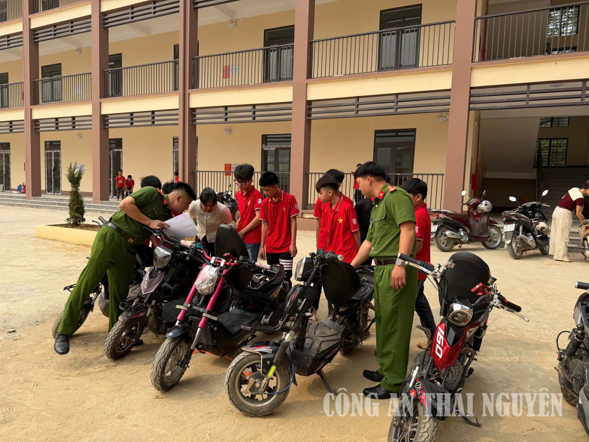 Tuyên truyền và cho ký cam kết không thay đổi cấu trúc xe đạp điện, xe máy điện