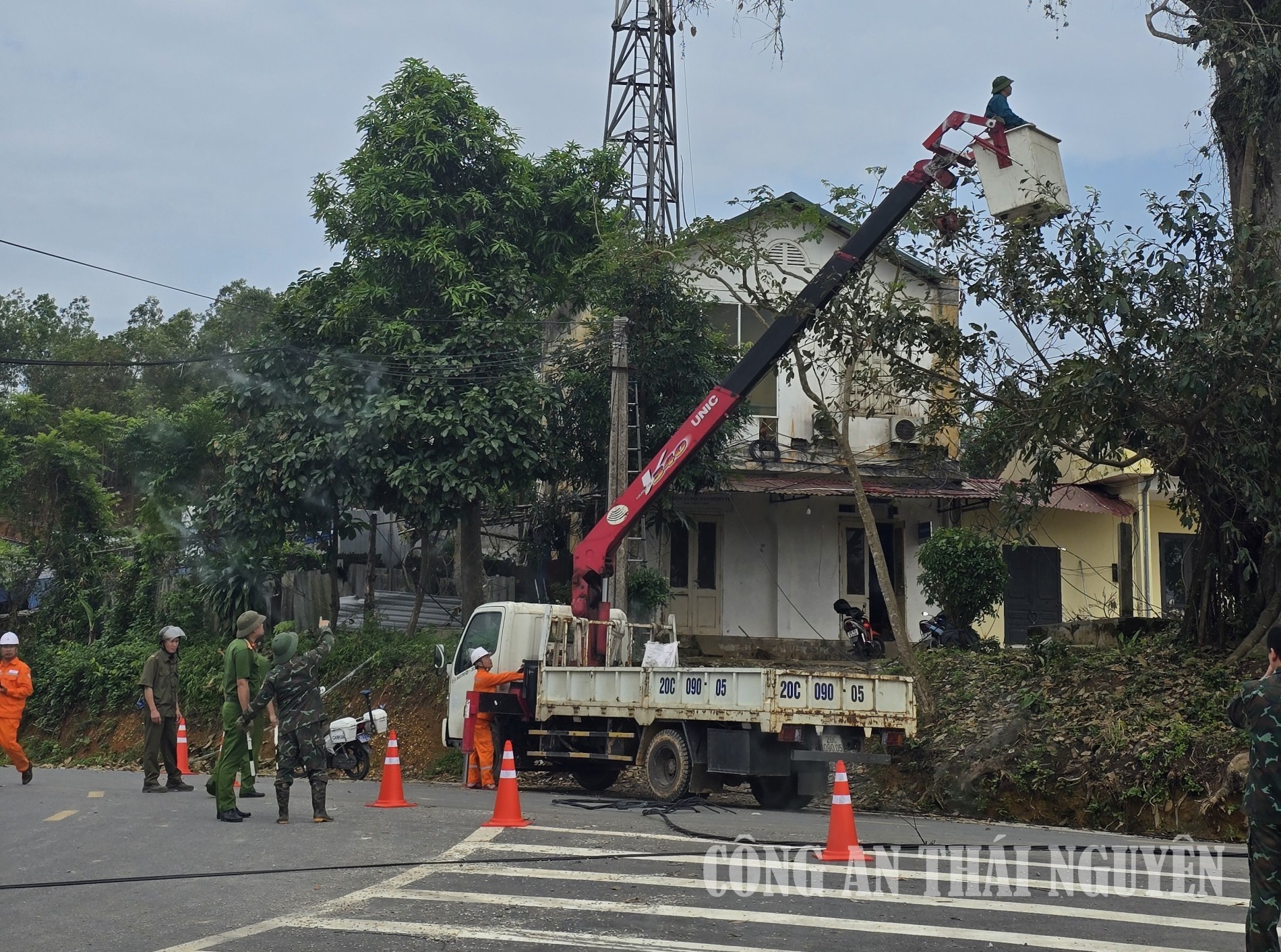 Công an xã Phú Lạc hỗ trợ dọn dẹp, chỉnh trang cơ sở vật chất, phục vụ sinh hoạt cộng đồng cho nhân dân