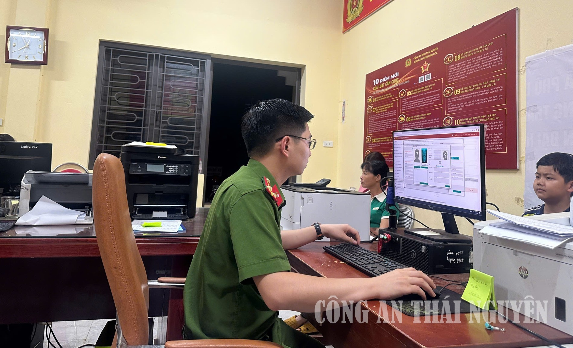 Công an xã Phú Đình đẩy mạnh cao điểm thu nhận định danh điện tử cho trẻ từ 6 đến dưới 14 tuổi