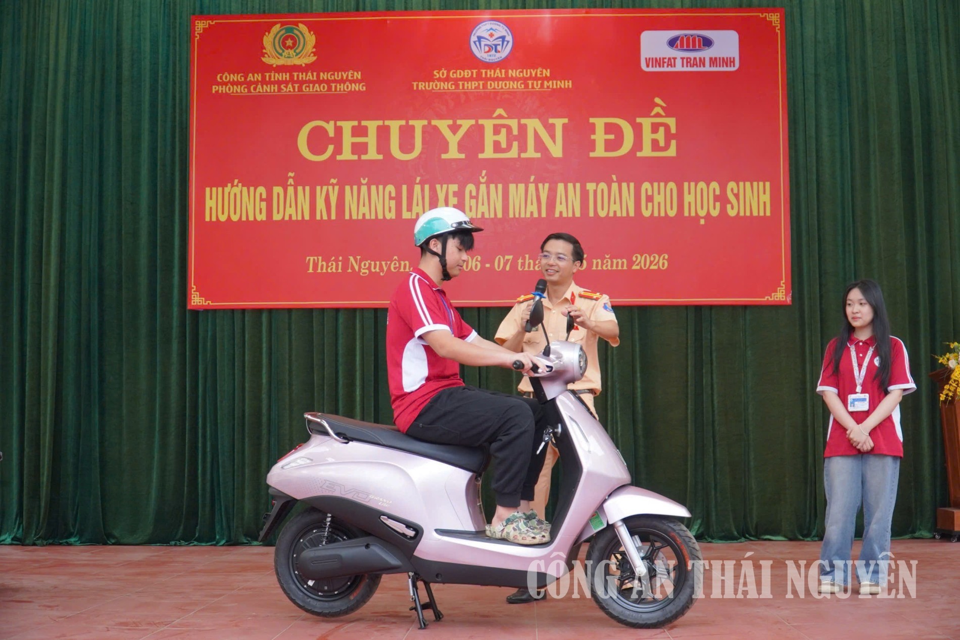 Cán bộ CSGT hướng dẫn các em học sinh cấu tạo và chức năng các bộ phận xe gắn máy, phương pháp bảo dưỡng xe, kiểm tra xe an toàn; tư thế ngồi trên xe an toàn