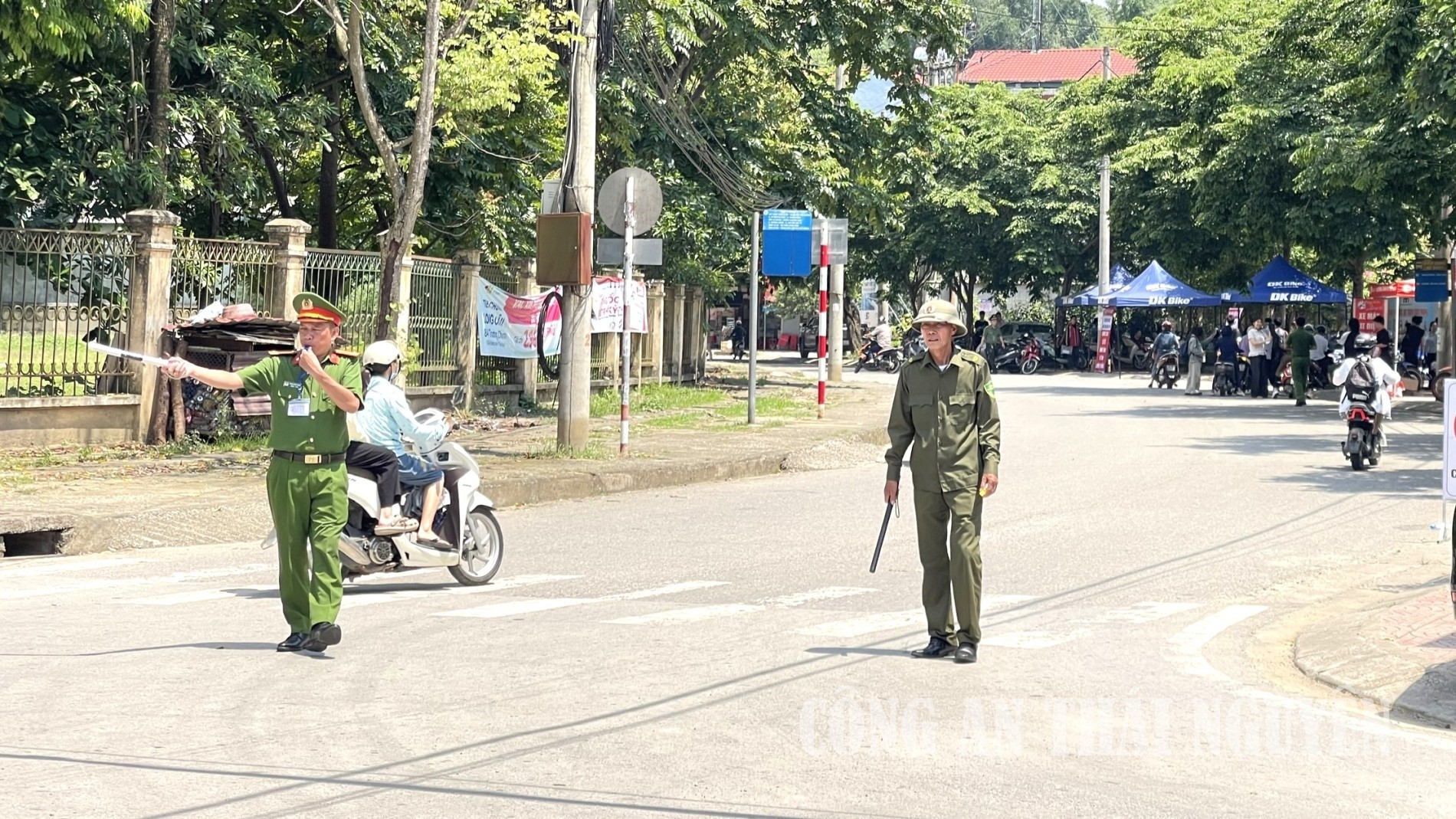 Lực lượng Công an và lực lượng tham gia bảo vệ ANTT ở cơ sở triển khai phương án bảo đảm an ninh, trật tự tại Trường THCS Bắc Kạn – địa điểm tổ chức thi tuyển sinh vào Trường THPT Chuyên Bắc Kạn.