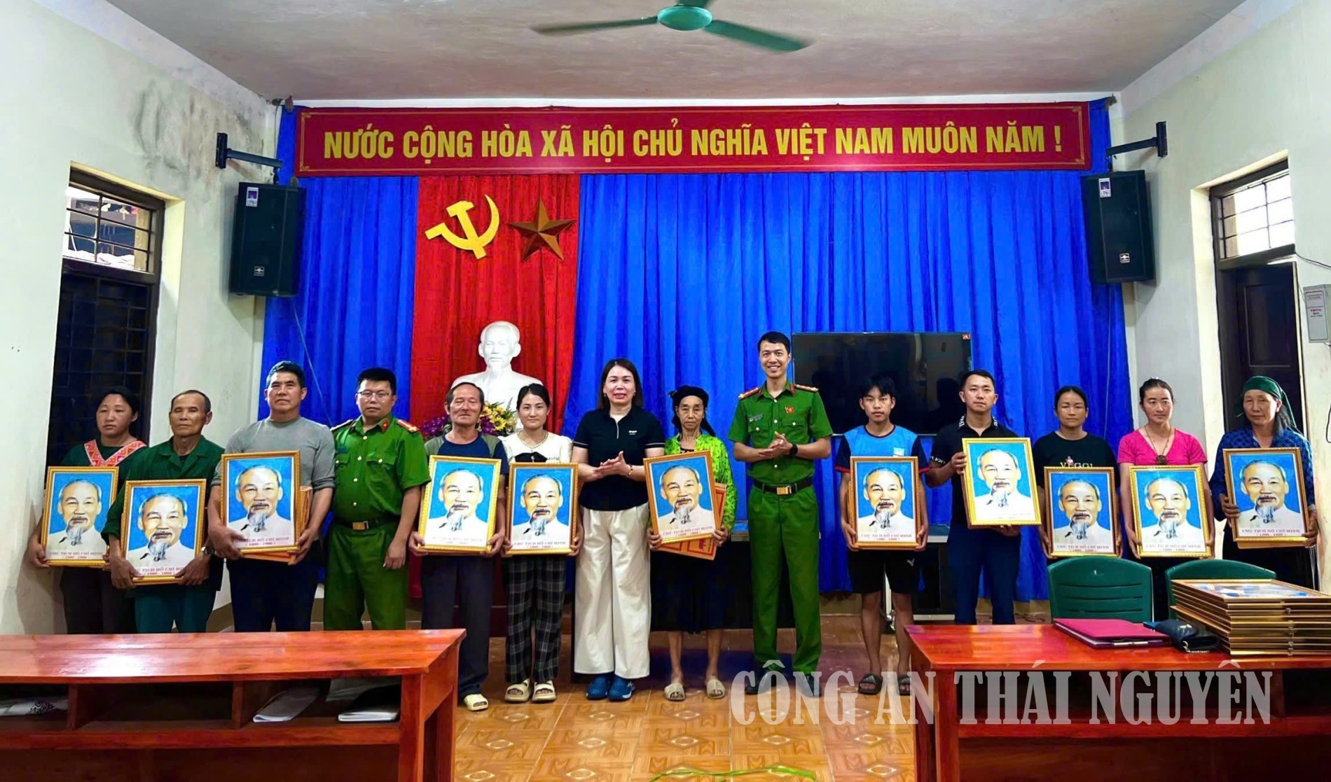 Công an xã Bằng Thành trao tặng ảnh chân dung Bác Hồ sau khi cấp định danh điện tử cho trẻ em