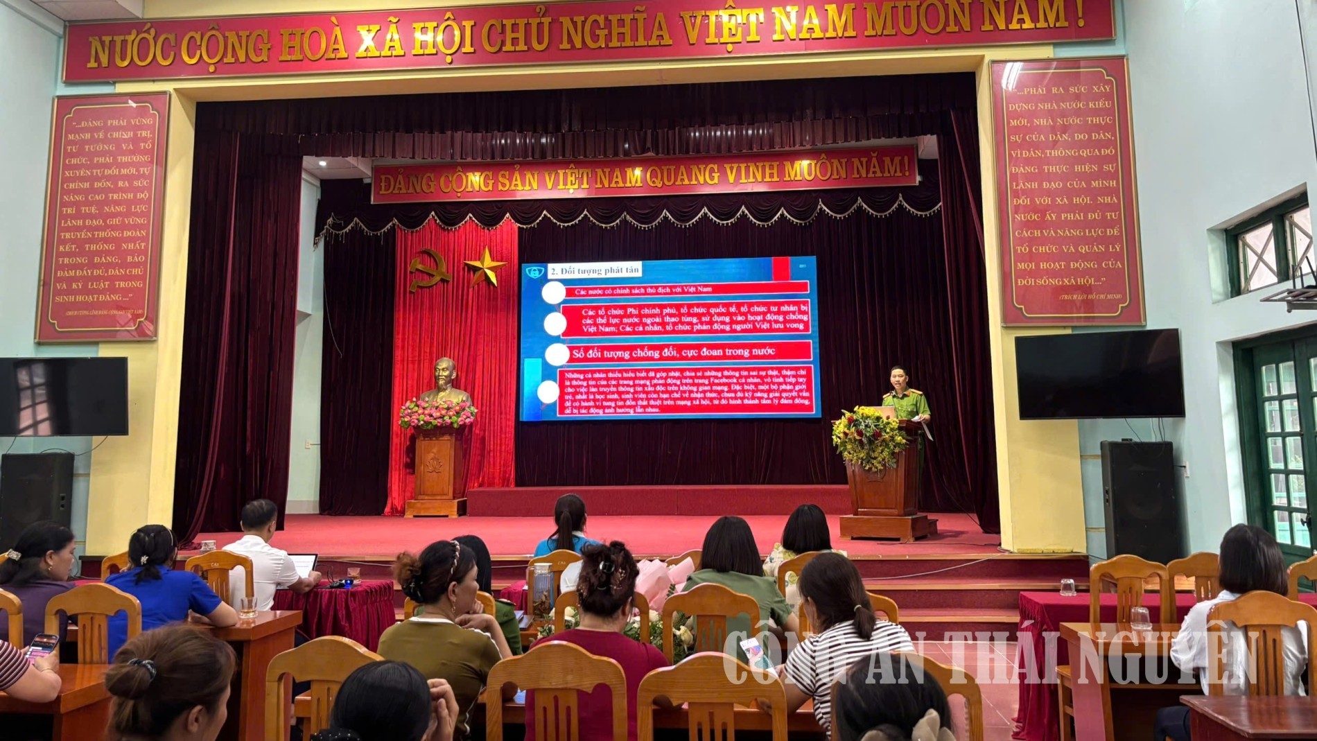 Công an xã An Khánh tuyên truyền kỹ năng nhận diện thông tin xấu độc trên không gian mạng.