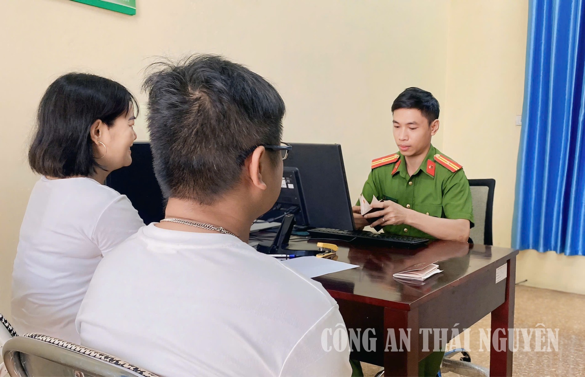 Công an xã An Khánh hướng dẫn cơ sở lưu trú khai báo tạm trú cho người nước ngoài.