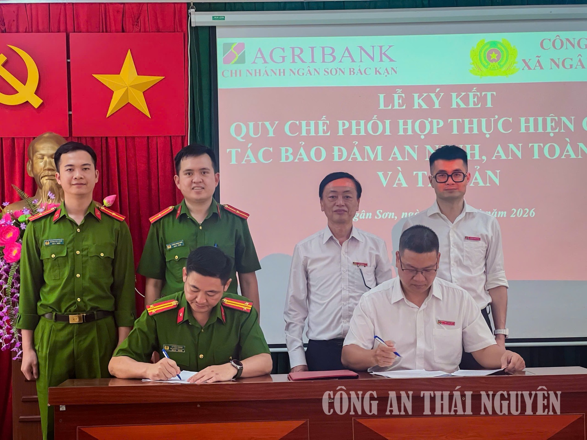 ảnh 02 ngân sơn ký kết