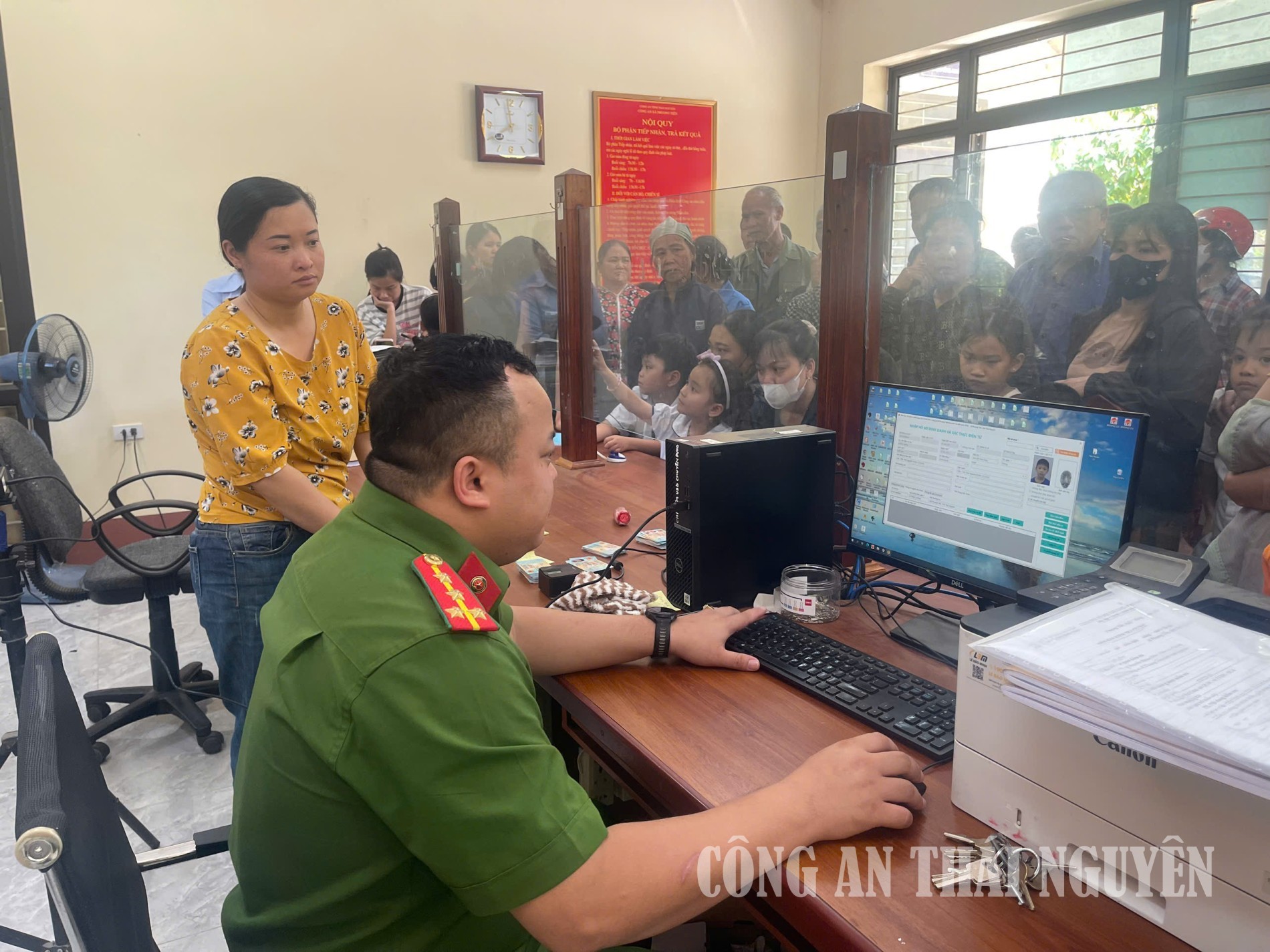 Công an xã cấp định danh điện tử cho công dân