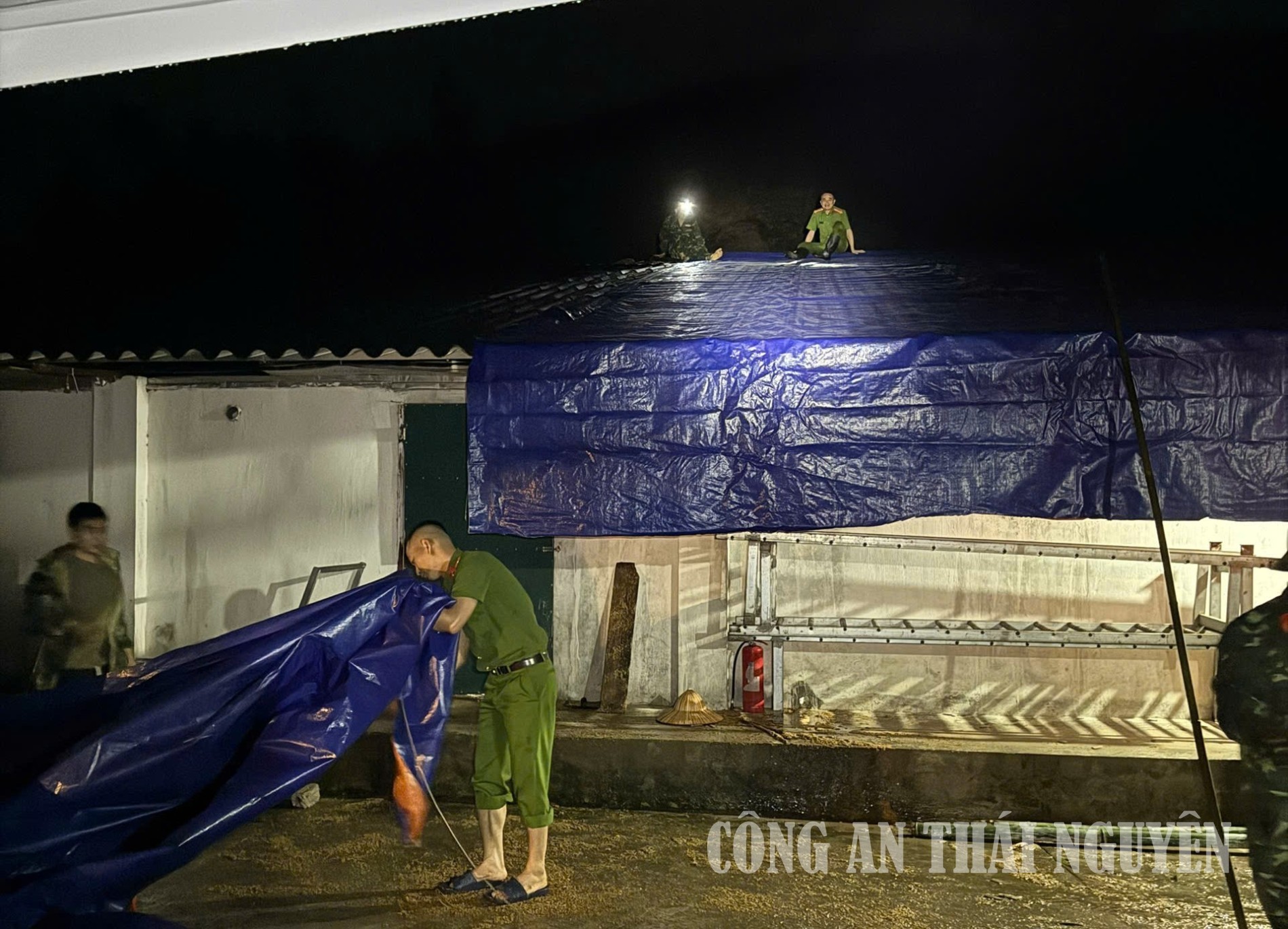 Công an xã Hợp Thành giúp đỡ nhân dân khắc phục hậu quả sau thiên tai