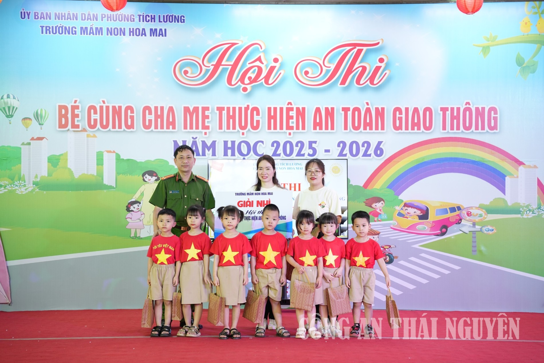 Công an phường Tích Lương trao giải cho đội đạt thành tích cao trong hội thi