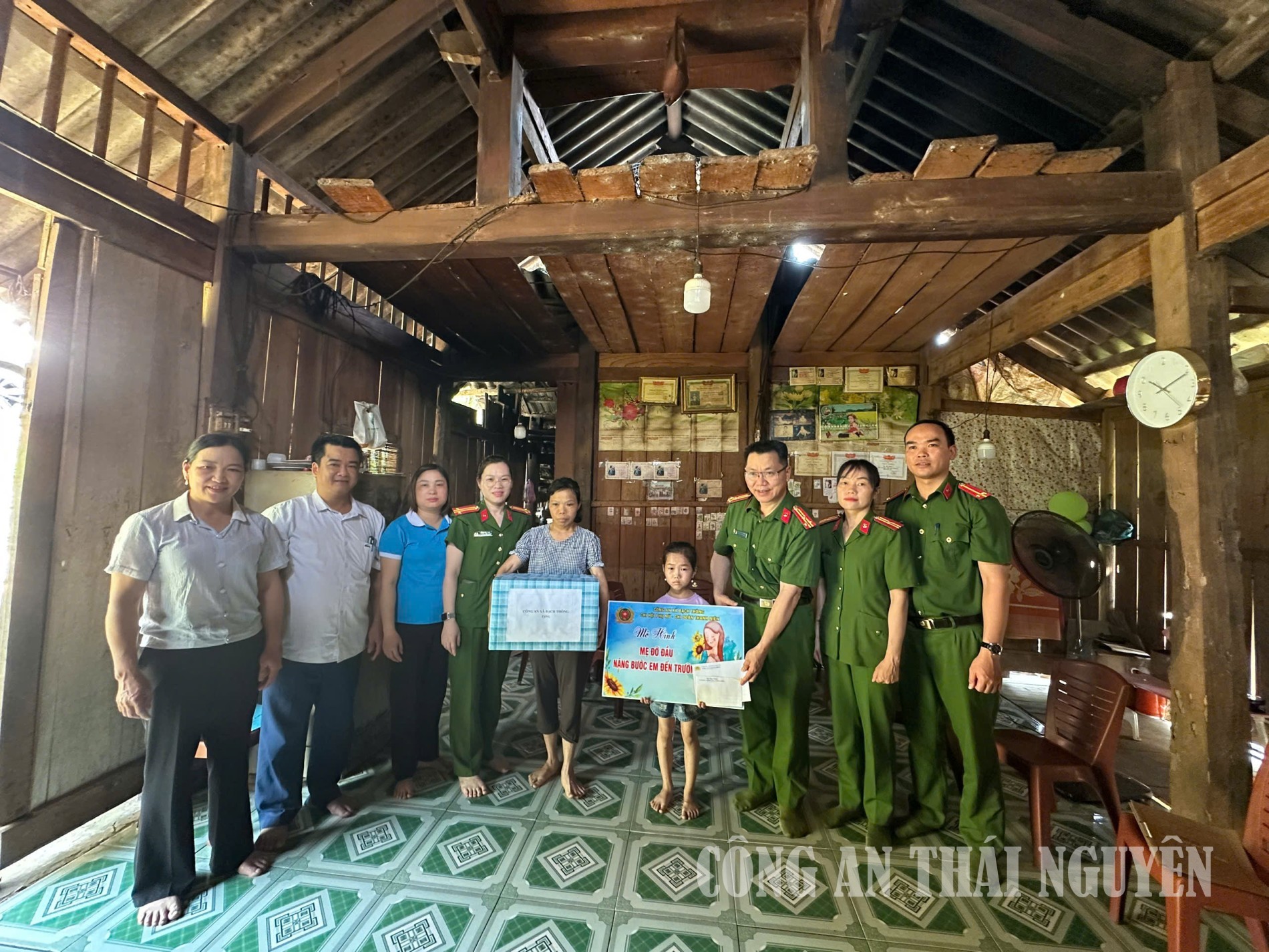 Ảnh 1 Mẹ đỡ đầu Bạch Thông