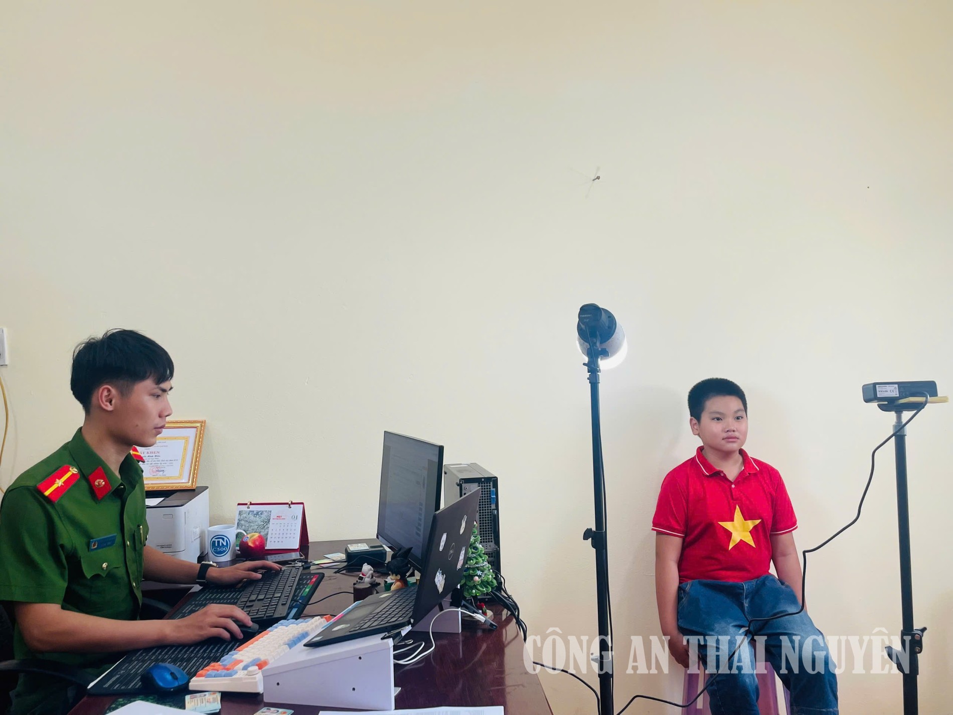Công an xã Vạn Phú đẩy mạnh cấp tài khoản định danh điện tử cho tổ chức và công dân