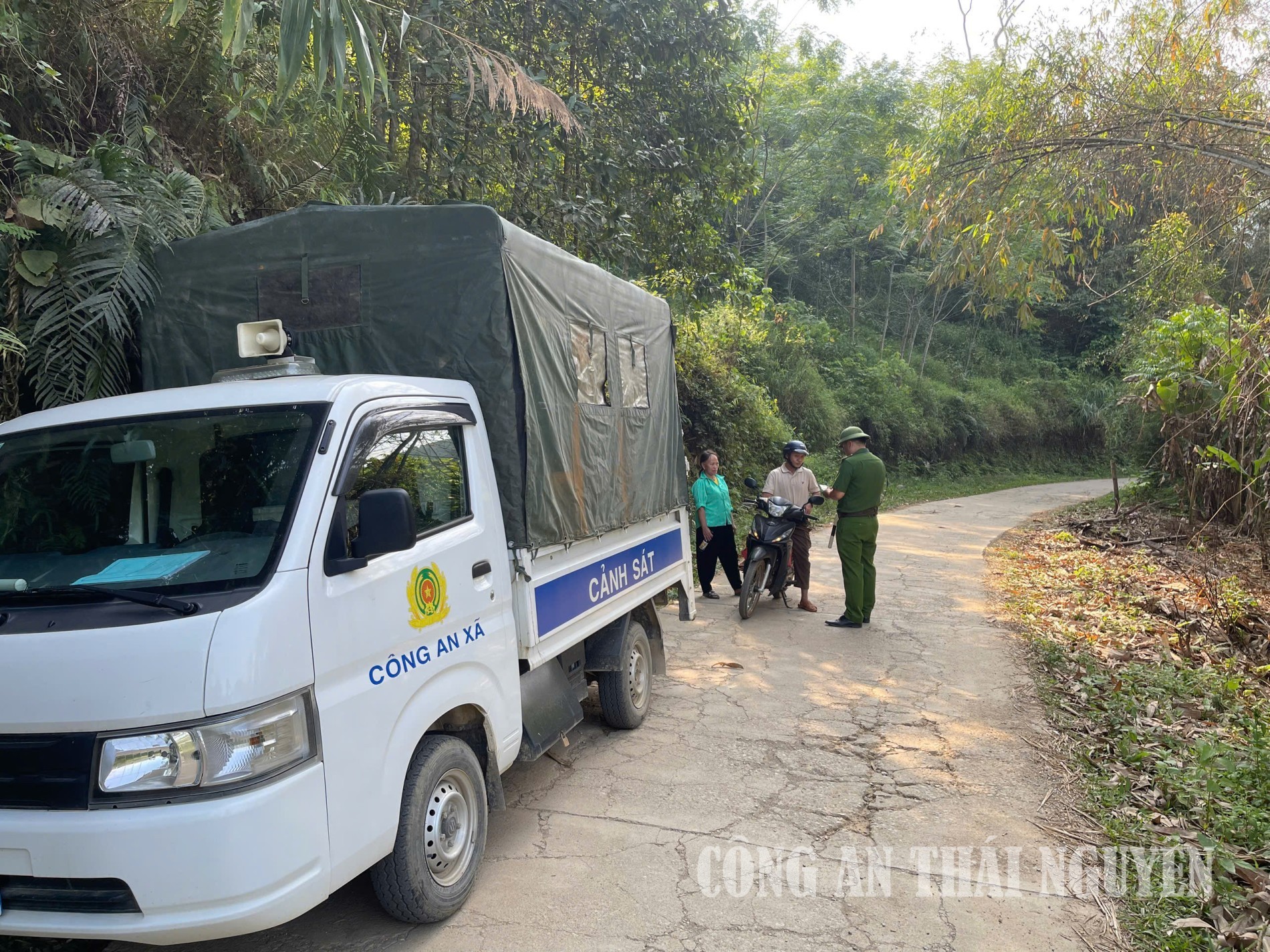 Công an xã kiểm tra, nhắc nhở và xử lý các trường hợp công dân vi phạm về trật tự an toàn giao thông