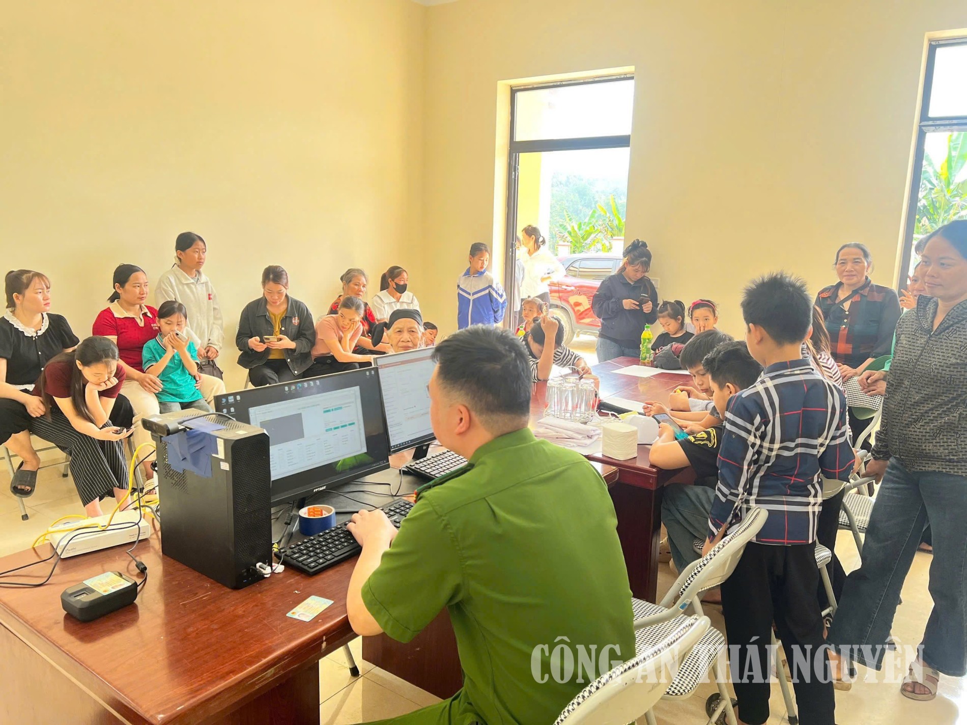 Công an xã thu nhận hồ sơ cấp tài khoản định danh điện tử mức 2 cho công dân