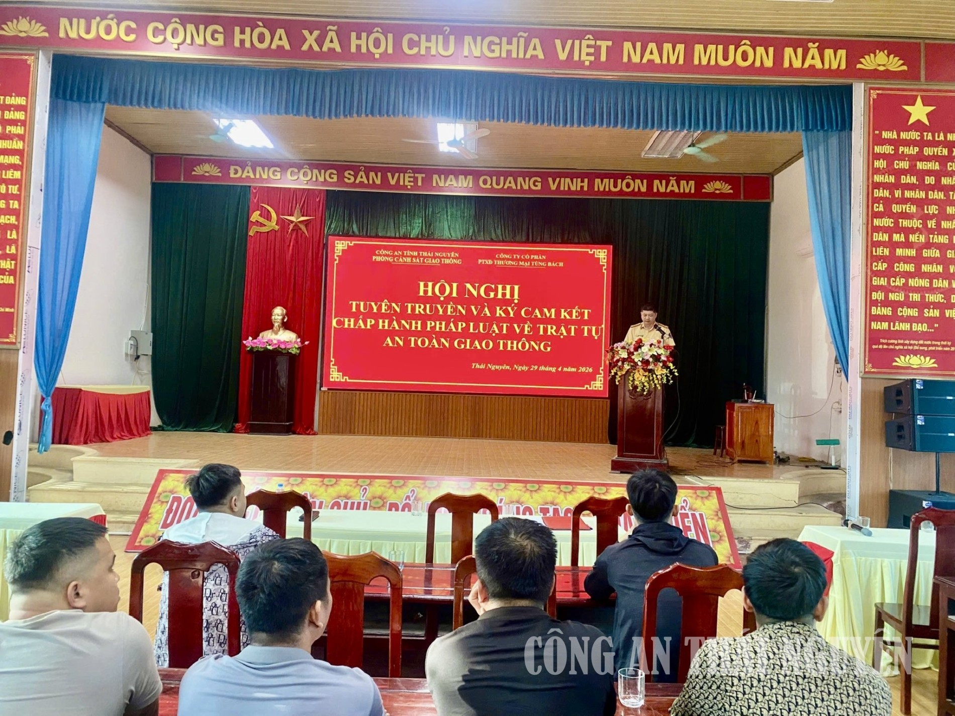 Tăng cường tuyên truyền, ký cam kết bảo đảm trật tự an toàn giao thông trong doanh nghiệp vận tải