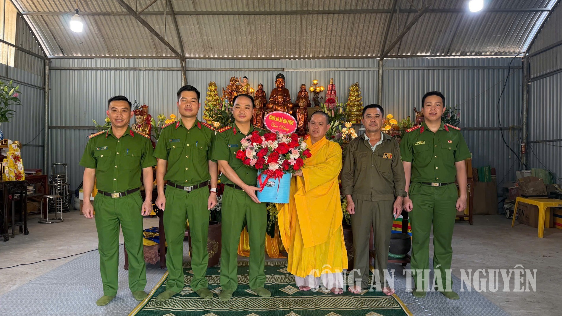 Công an xã Đại Phúc thăm, chúc mừng cơ sở phật giáo nhân dịp Đại lễ Phật đản