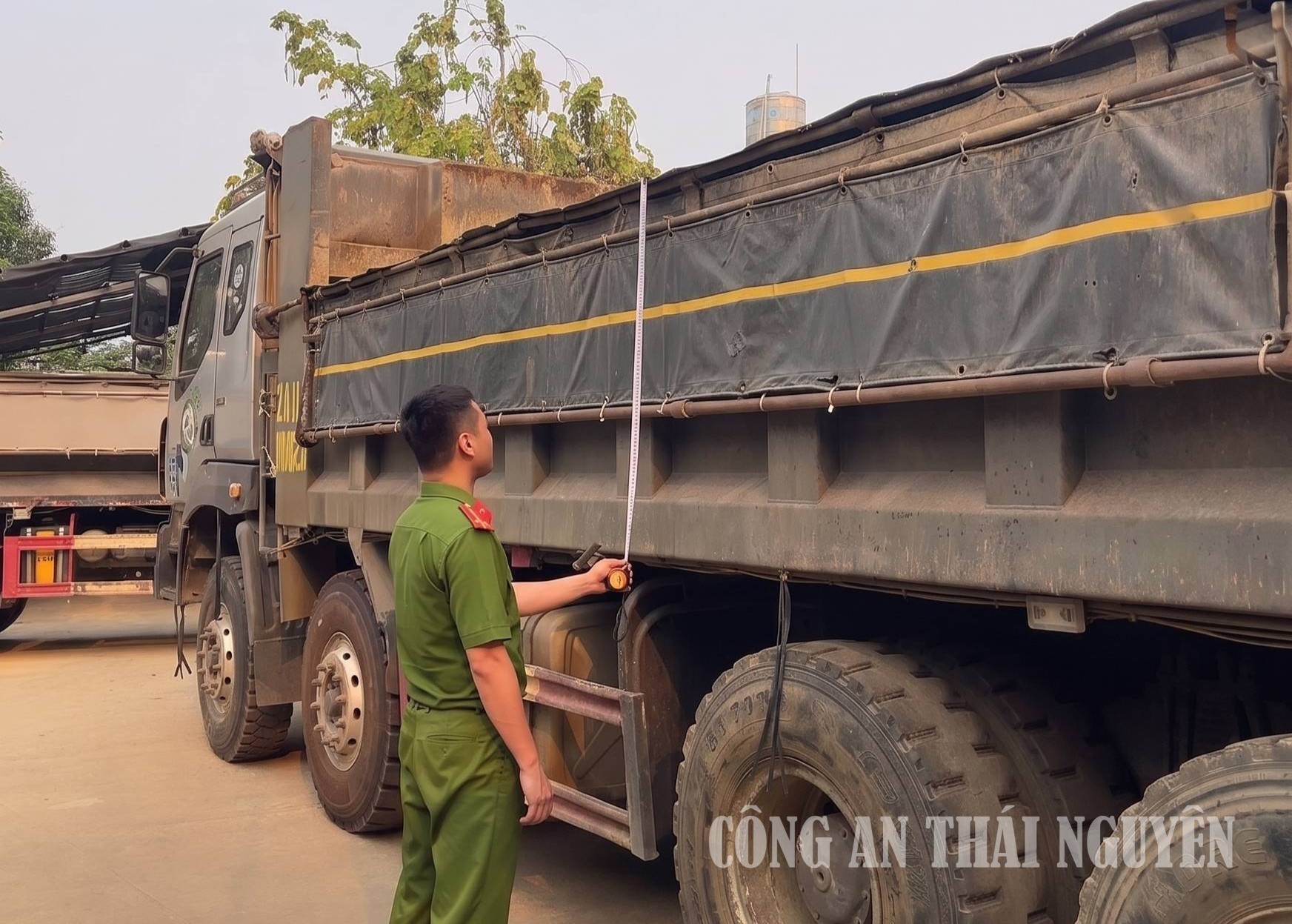 Công an phường Tích Lương kiểm tra, rà soát xe tải từ 15 tấn trở lên