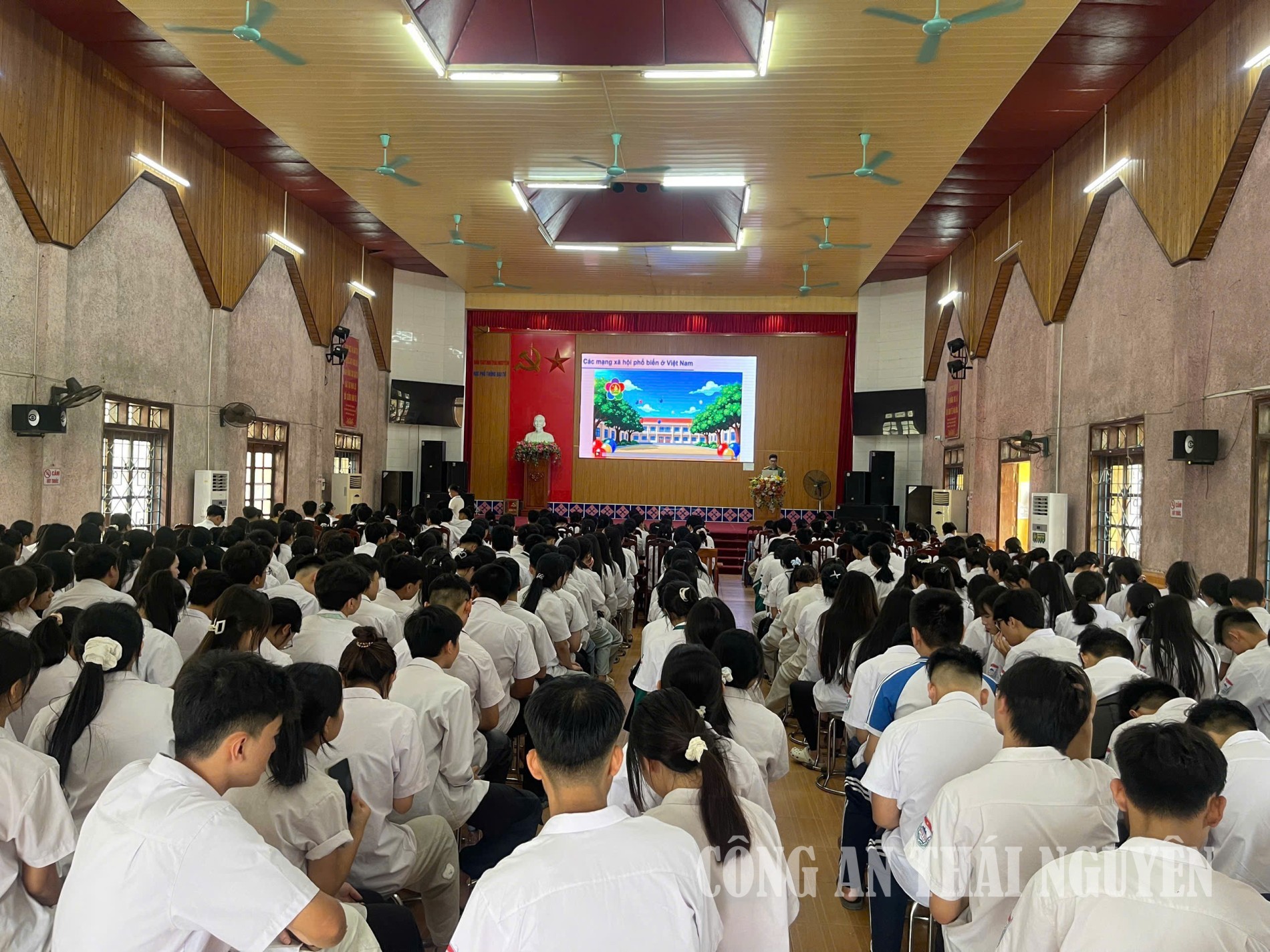 Cán bộ Công an xã Đại Phúc tuyên truyền pháp luật tại nhà trường