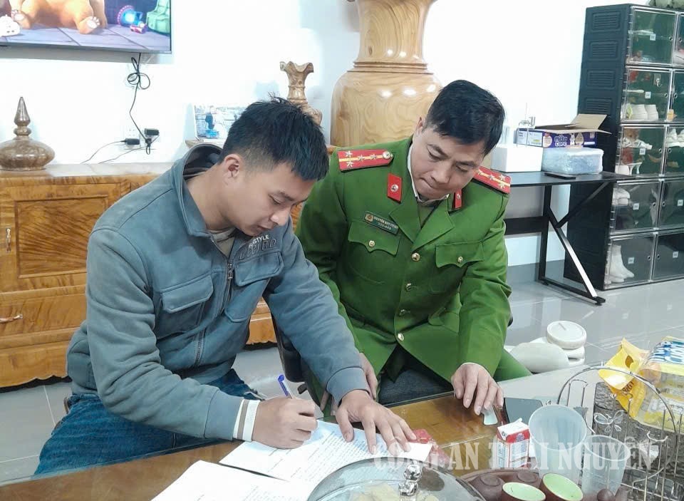Công an xã hướng dẫn quản lý người nước ngoài tại các cơ sở lưu trú
