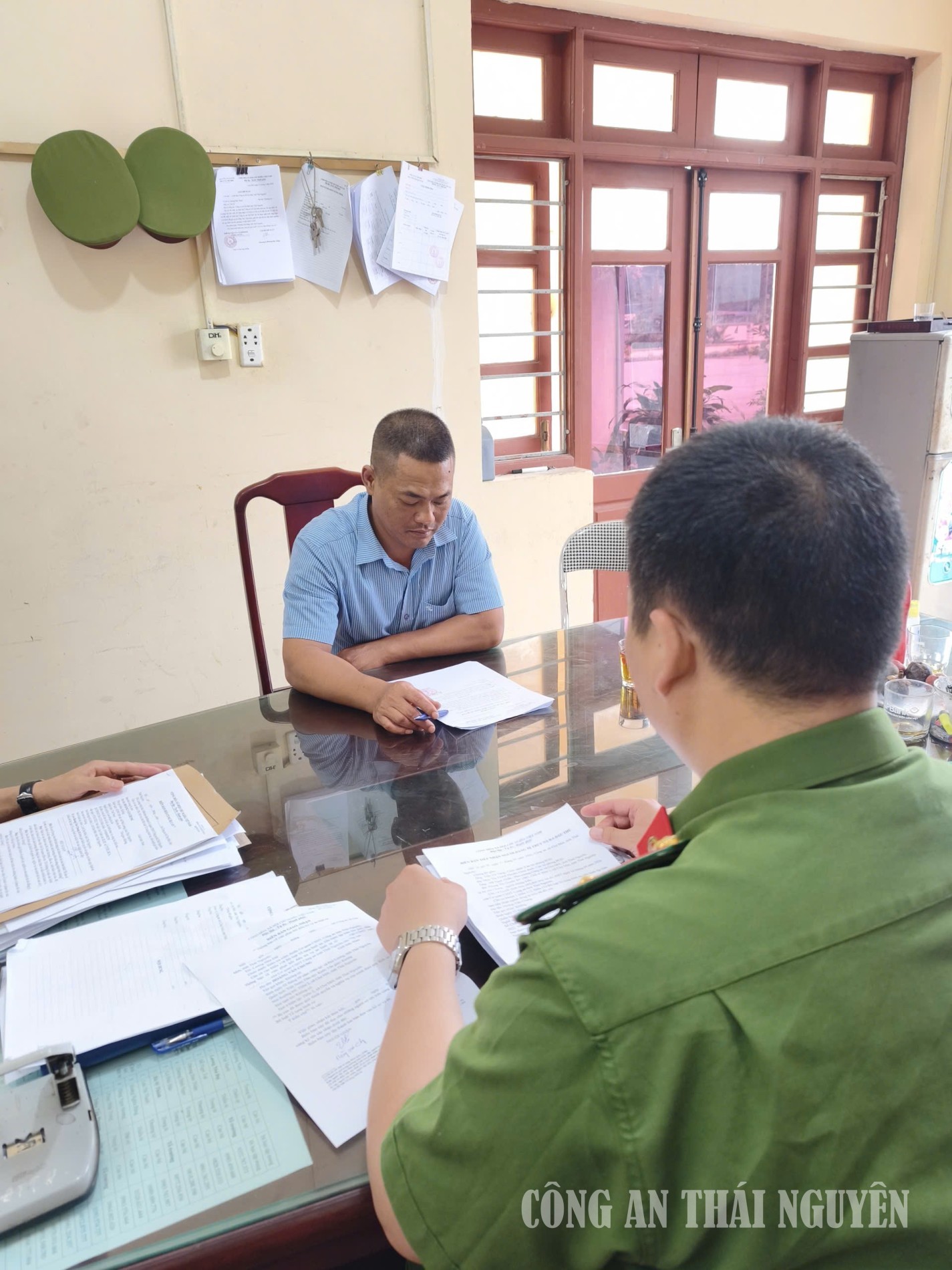 Ảnh 2 Đối tượng Hoàng Văn Chung làm việc với Công an xã Chợ Mới