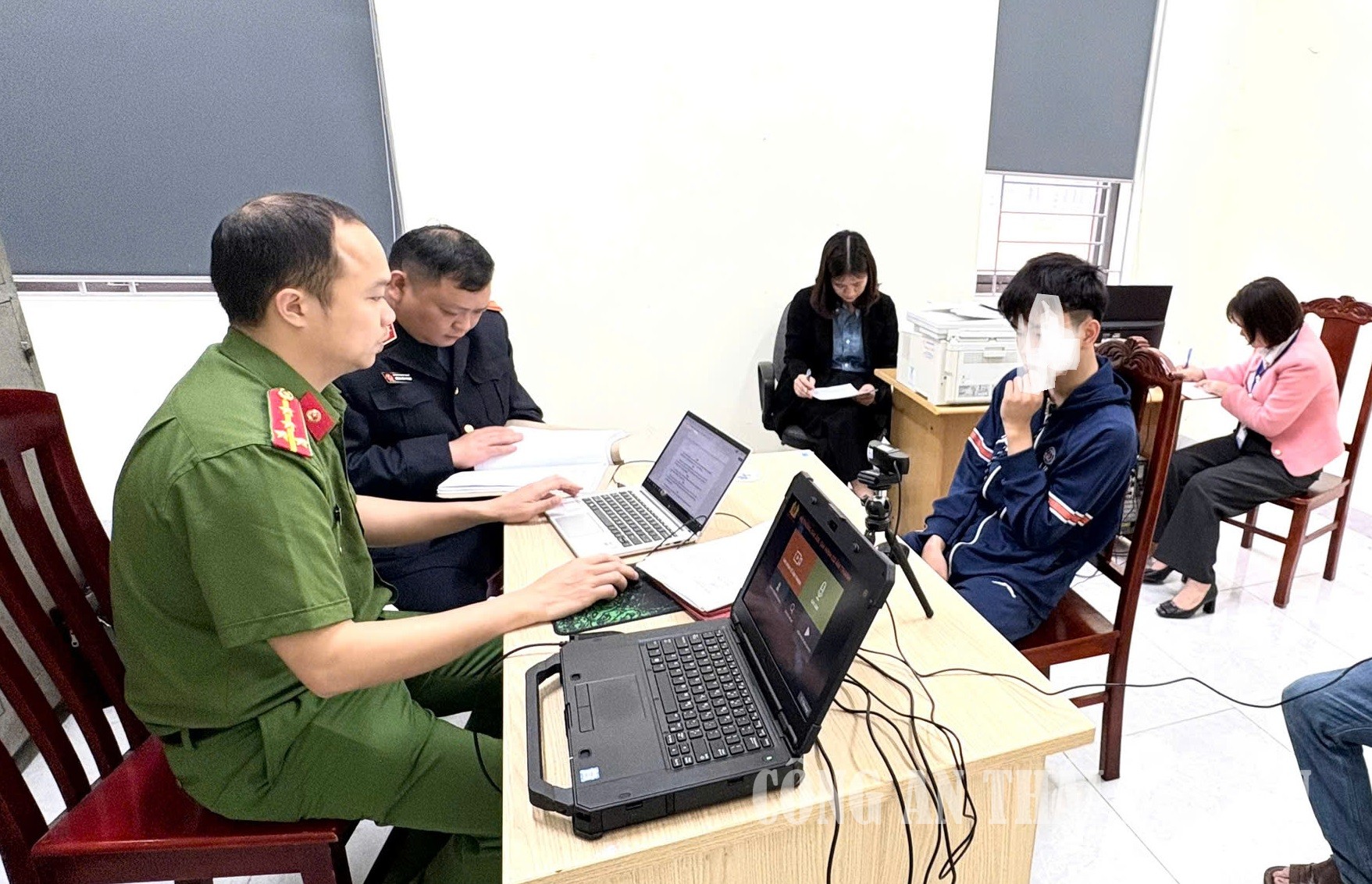Hỏi cung bị can là người chưa thành niên có sự tham gia của người làm công tác xã hội  điểm mới của Luật Tư pháp