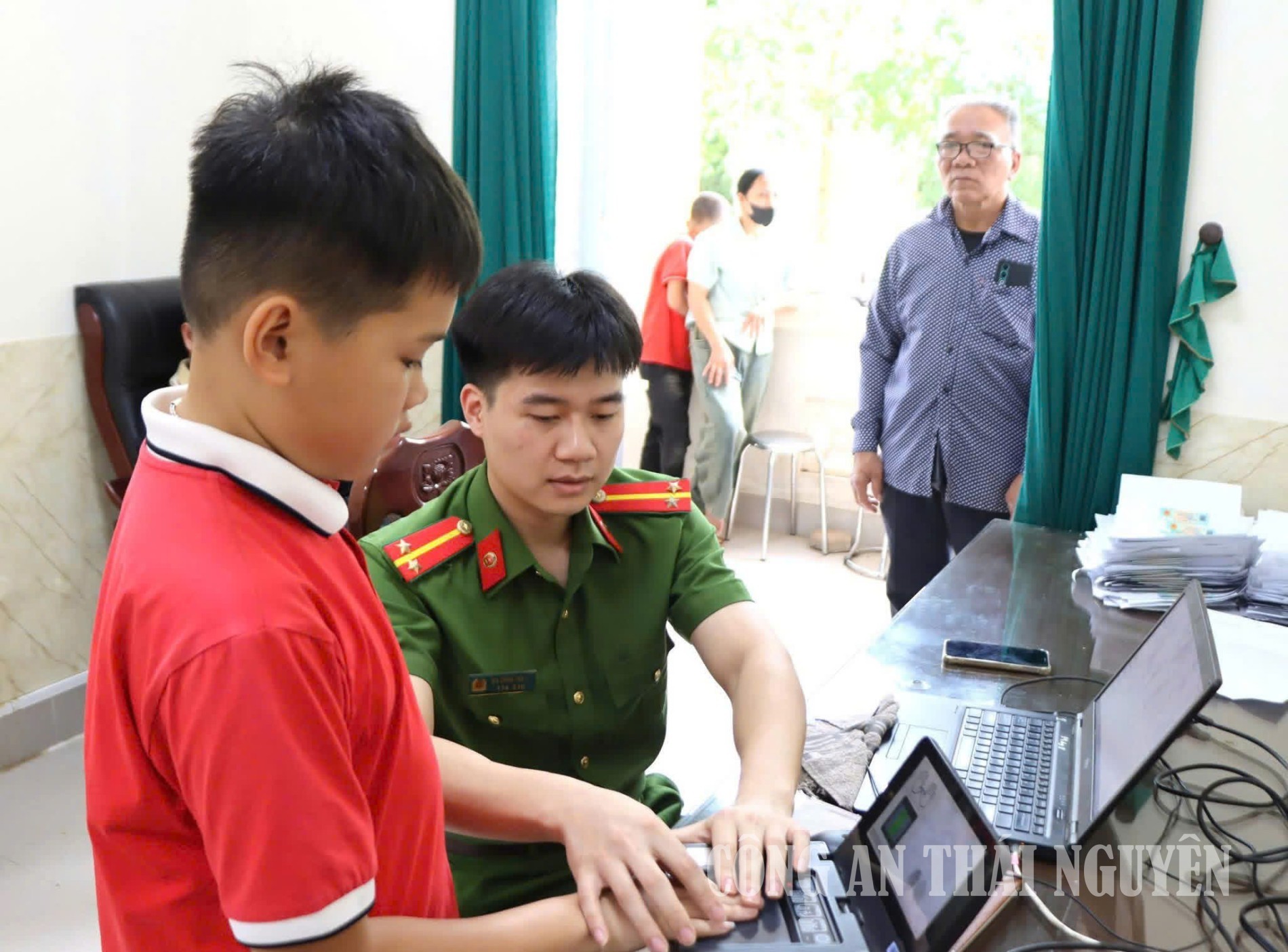 Công an xã tích cực làm định danh điện tử mức 2 cho trẻ em từ 6 đến 14 tuổi