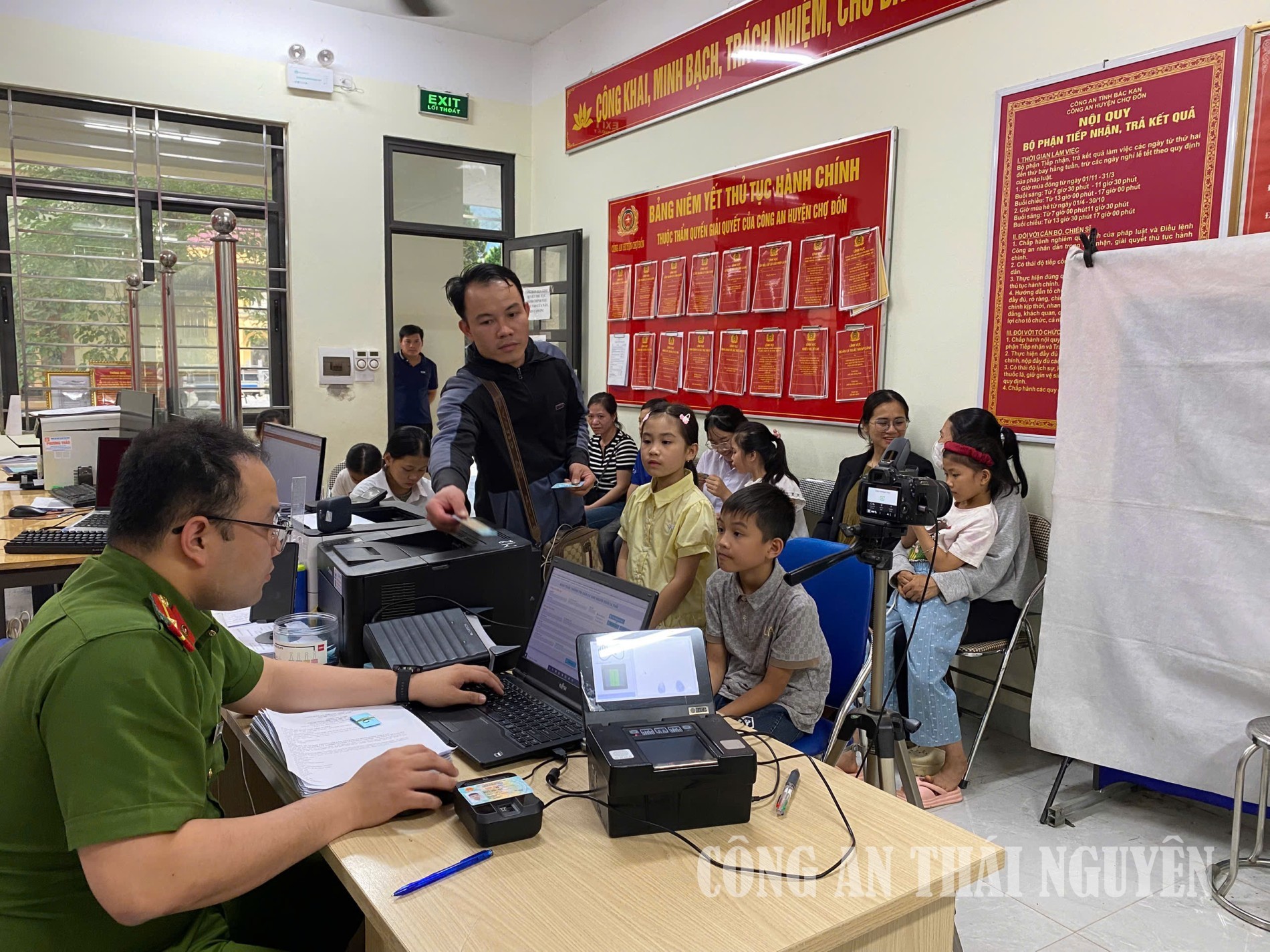 Ảnh Công an xã Chợ Đồn thực hiện thủ tục thu nhận hồ sơ cấp tài khoản định danh điện tử mức độ 2 cho công dân