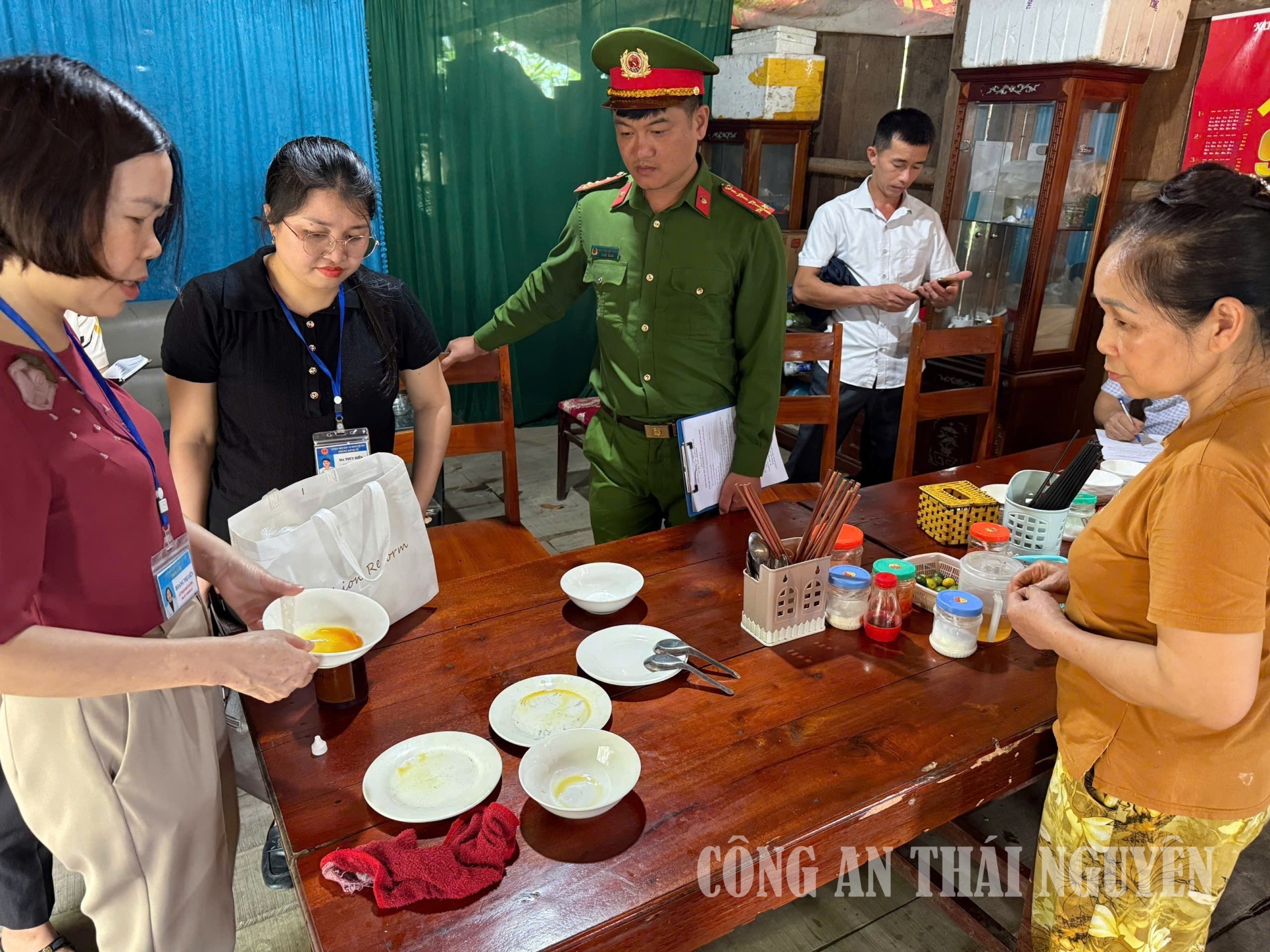 Phong Quang: Tăng cường kiểm tra, xử lý vi phạm an toàn thực phẩm trên địa bàn.