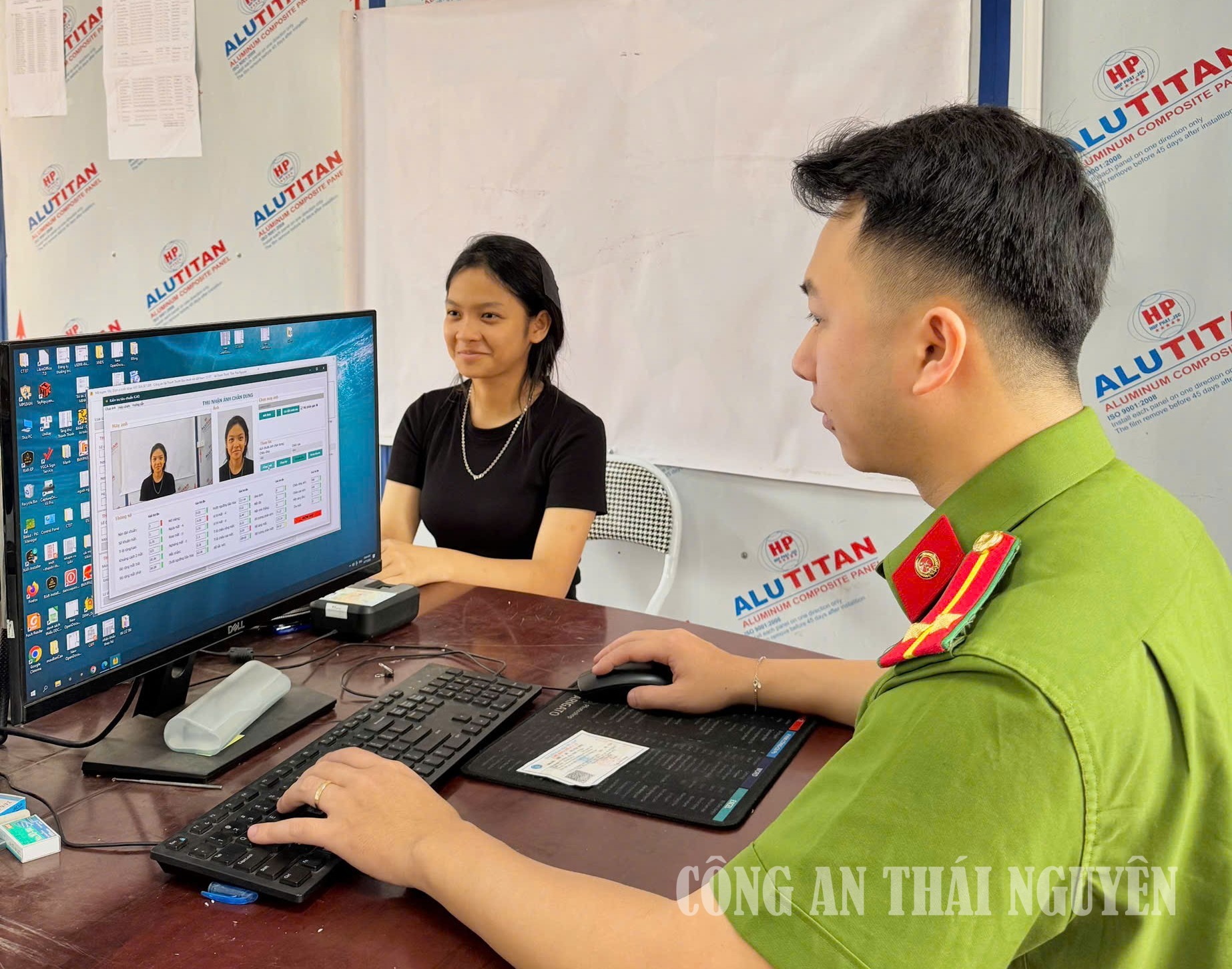 Cán bộ Công an xã thu nhận tài khoản định danh điện tử mức 2