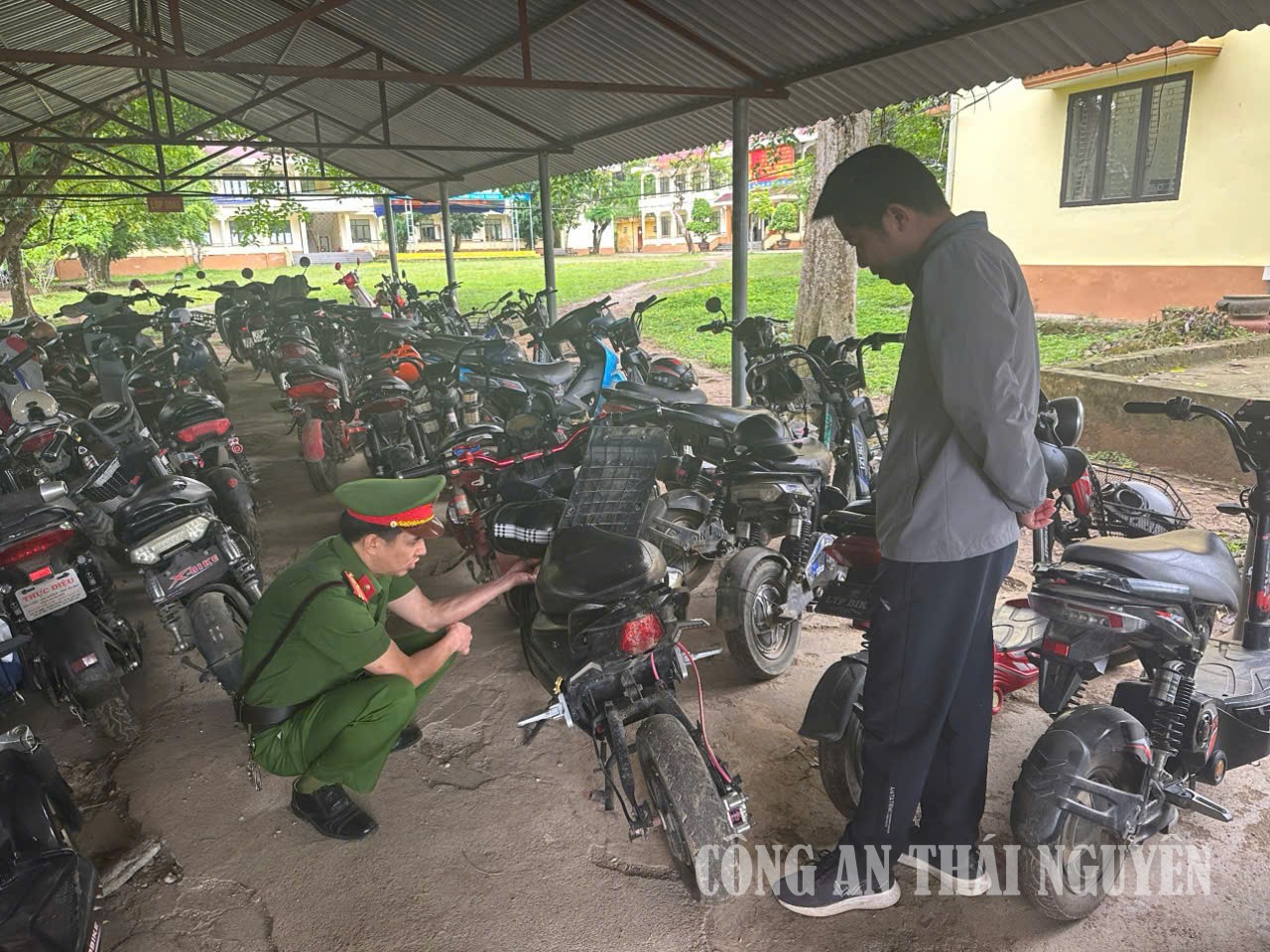 Công an xã phối hợp nhà trường kiểm tra xe độ chế