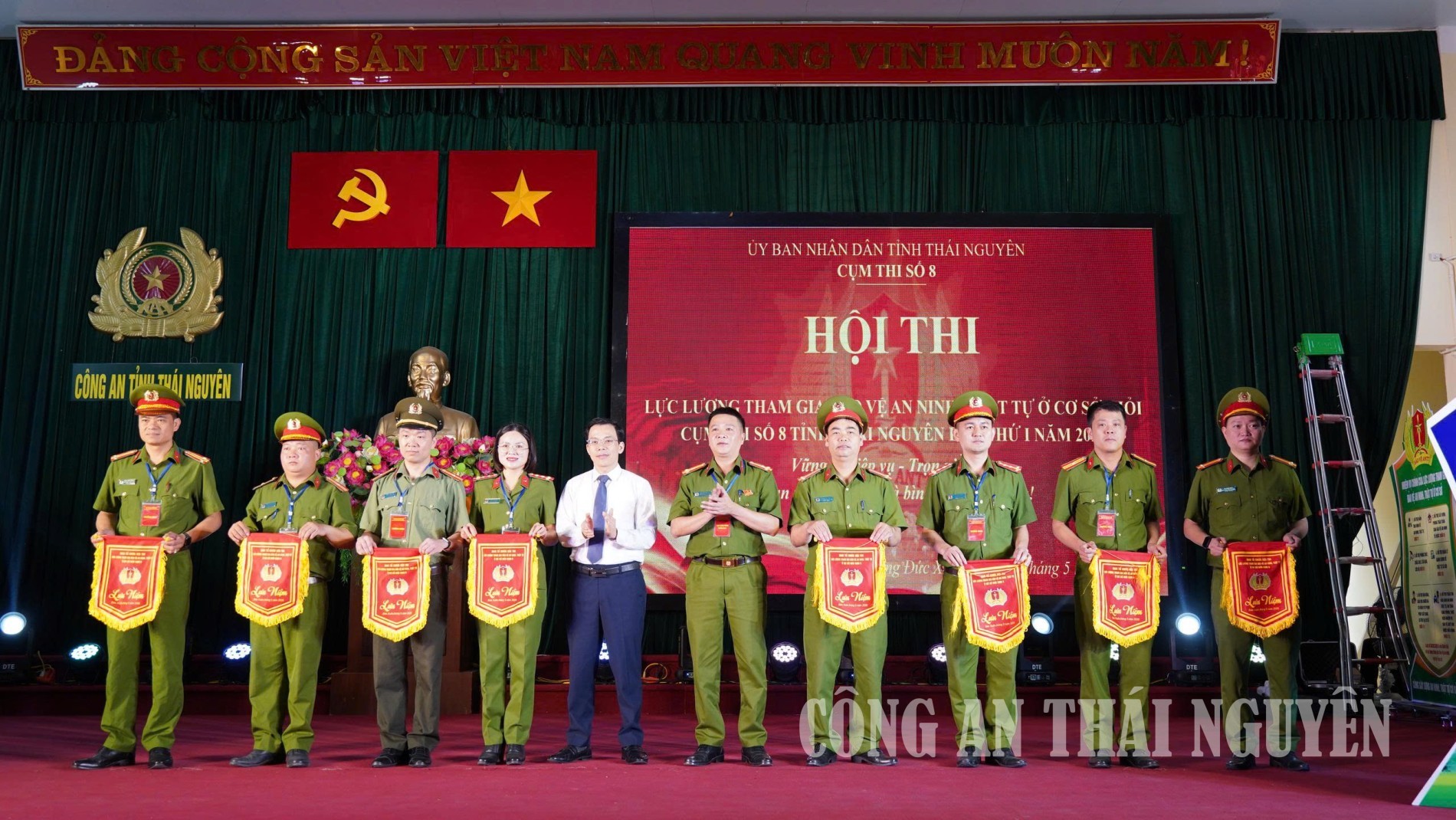ảnh trao cờ lưu niệm