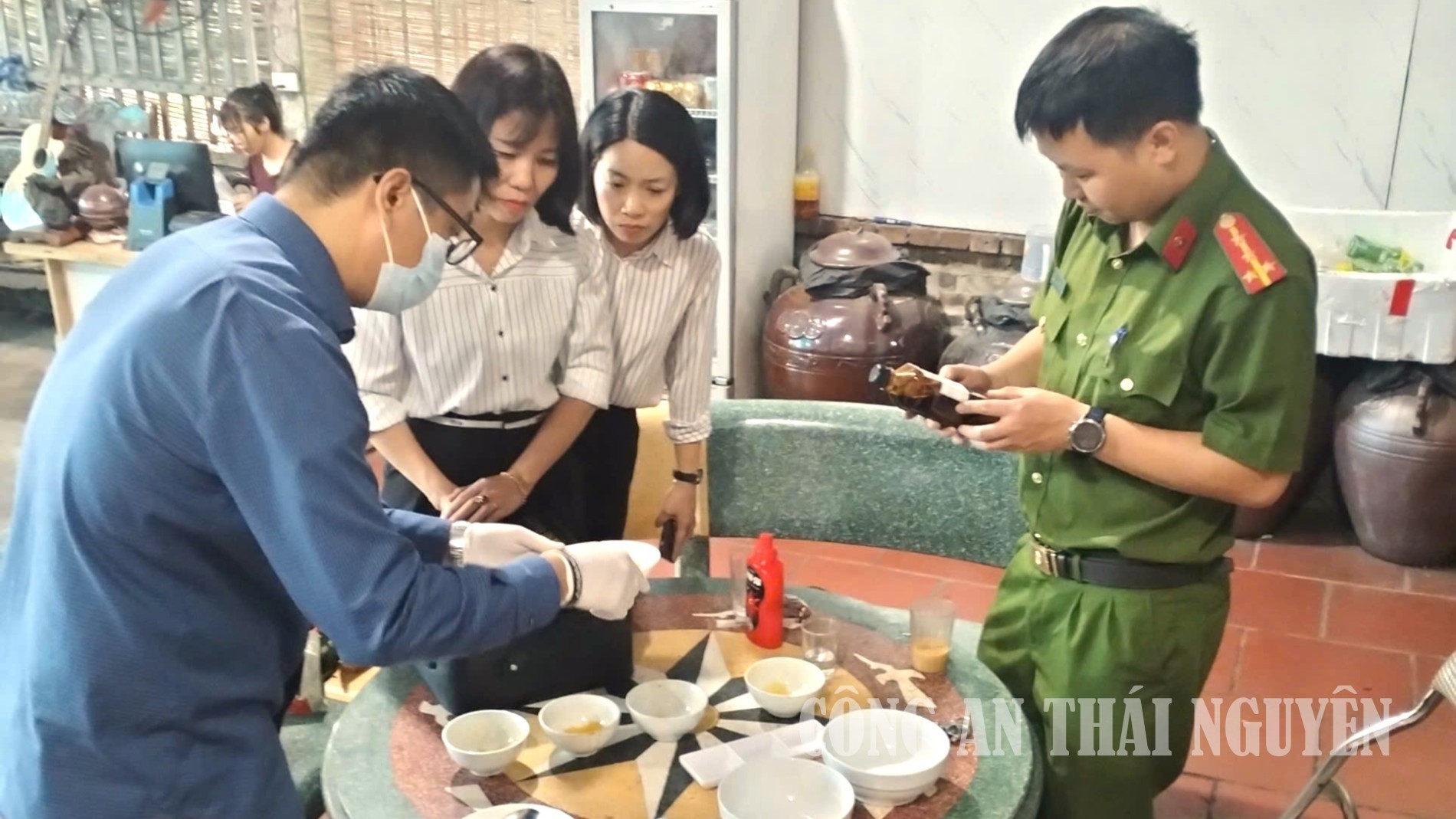 Kiểm tra an toàn vệ sinh thực phẩm tại phường Bá Xuyên