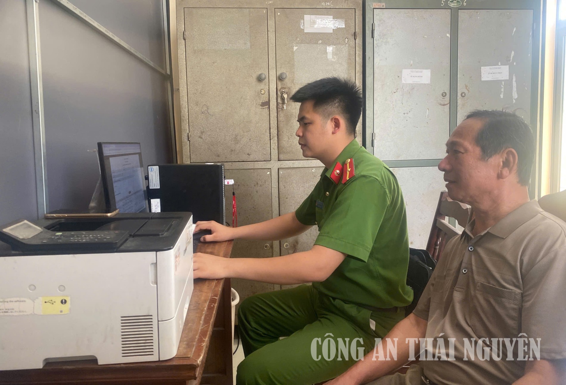 Công an xã Bình Thành đẩy nhanh tiến độ thu thập, cập nhật dữ liệu đất đai.
