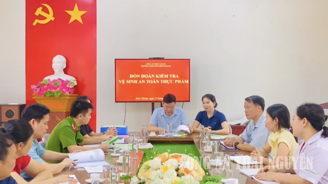 Kiểm tra công tác đảm bảo an toàn thực phẩm tại bếp ăn trường học.